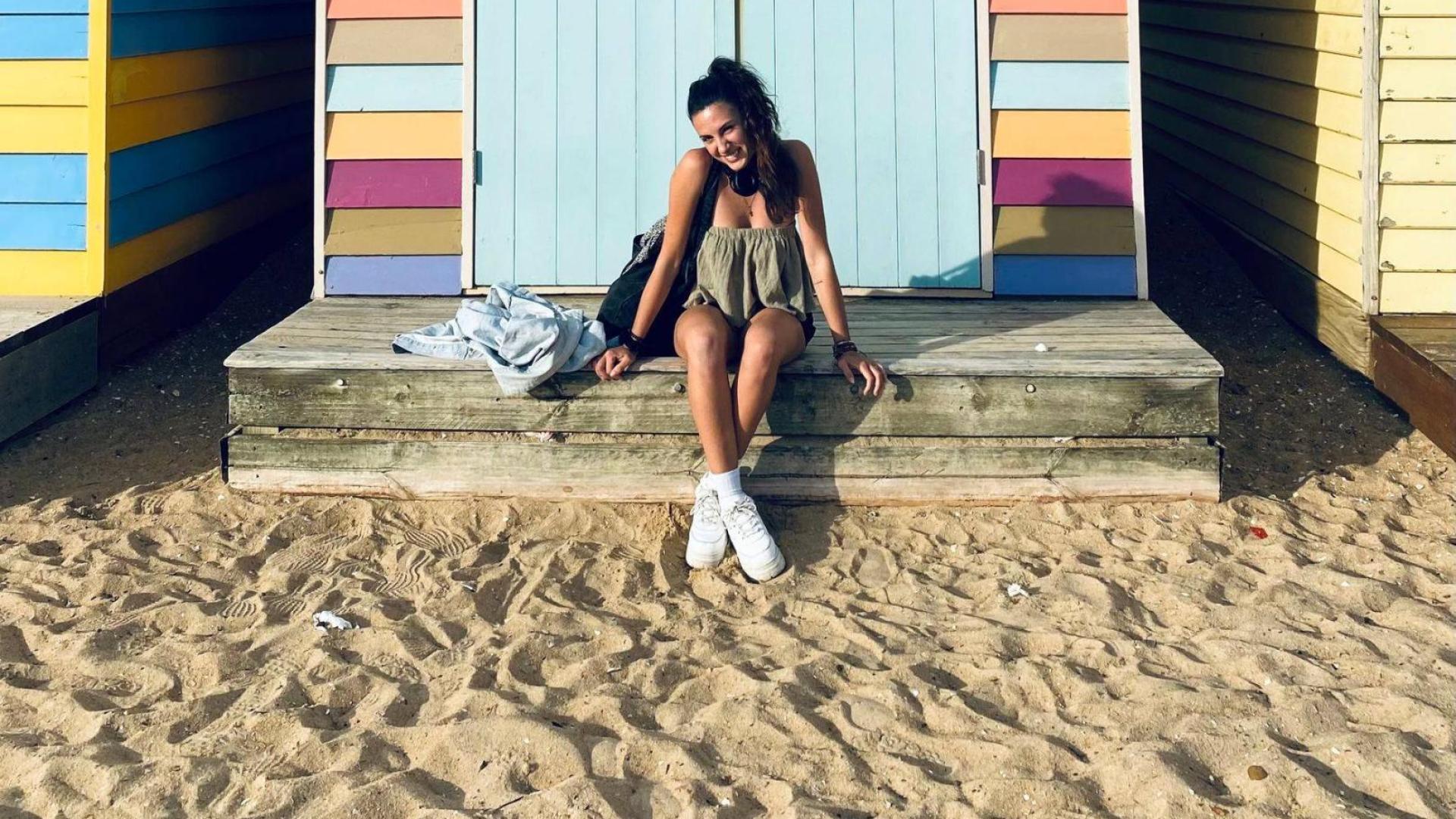 Leire Ardanaz Viscarret posa en Brighton Beach (Melbourne) ante una de las típicas casetas de colores