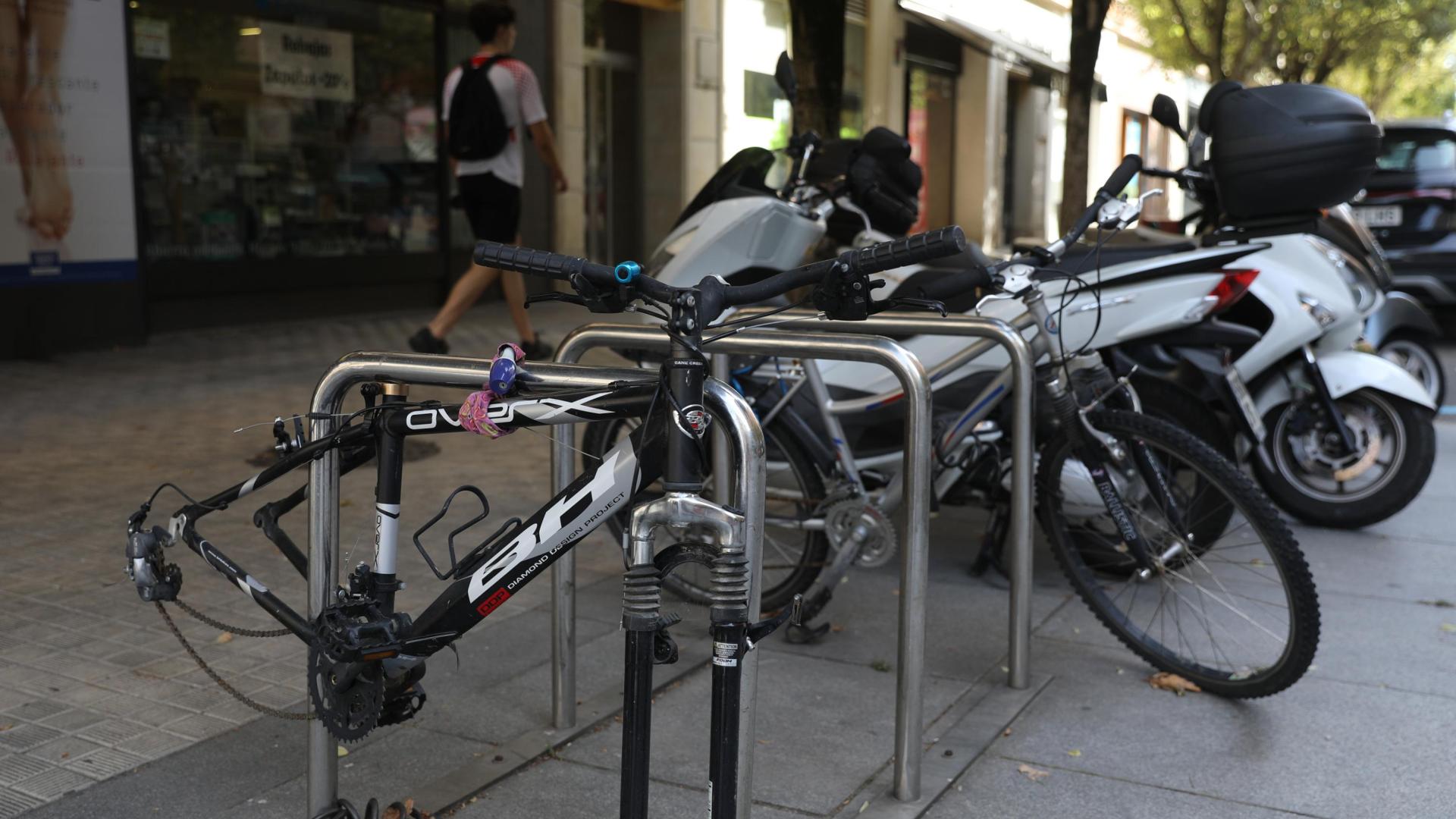La sustracción de ruedas o sillines también se da en algunas ocasiones, como la de esta fotografía, tomada esta semana en Pamplona