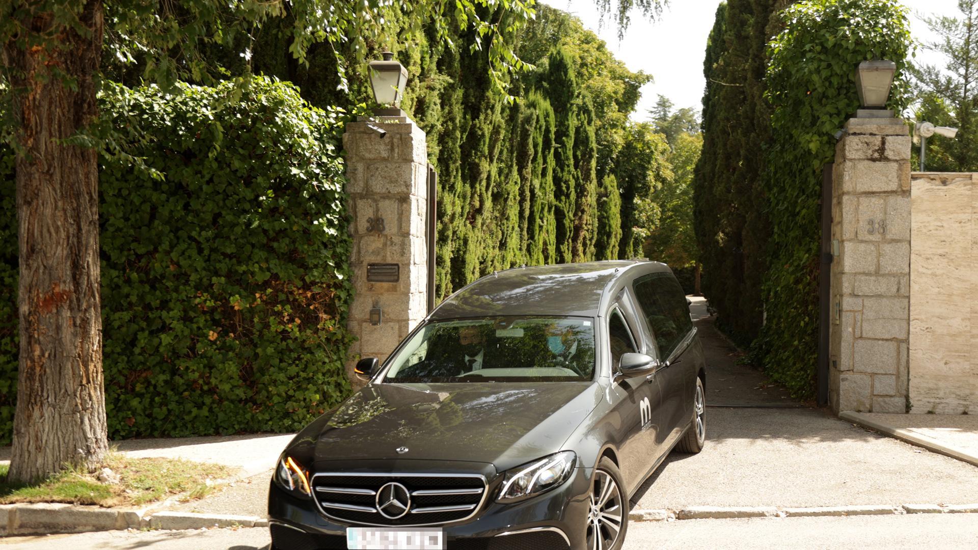Salida del coche fúnebre con los restos mortales de Beatriz Arrastia de casa de Isabel Preysler