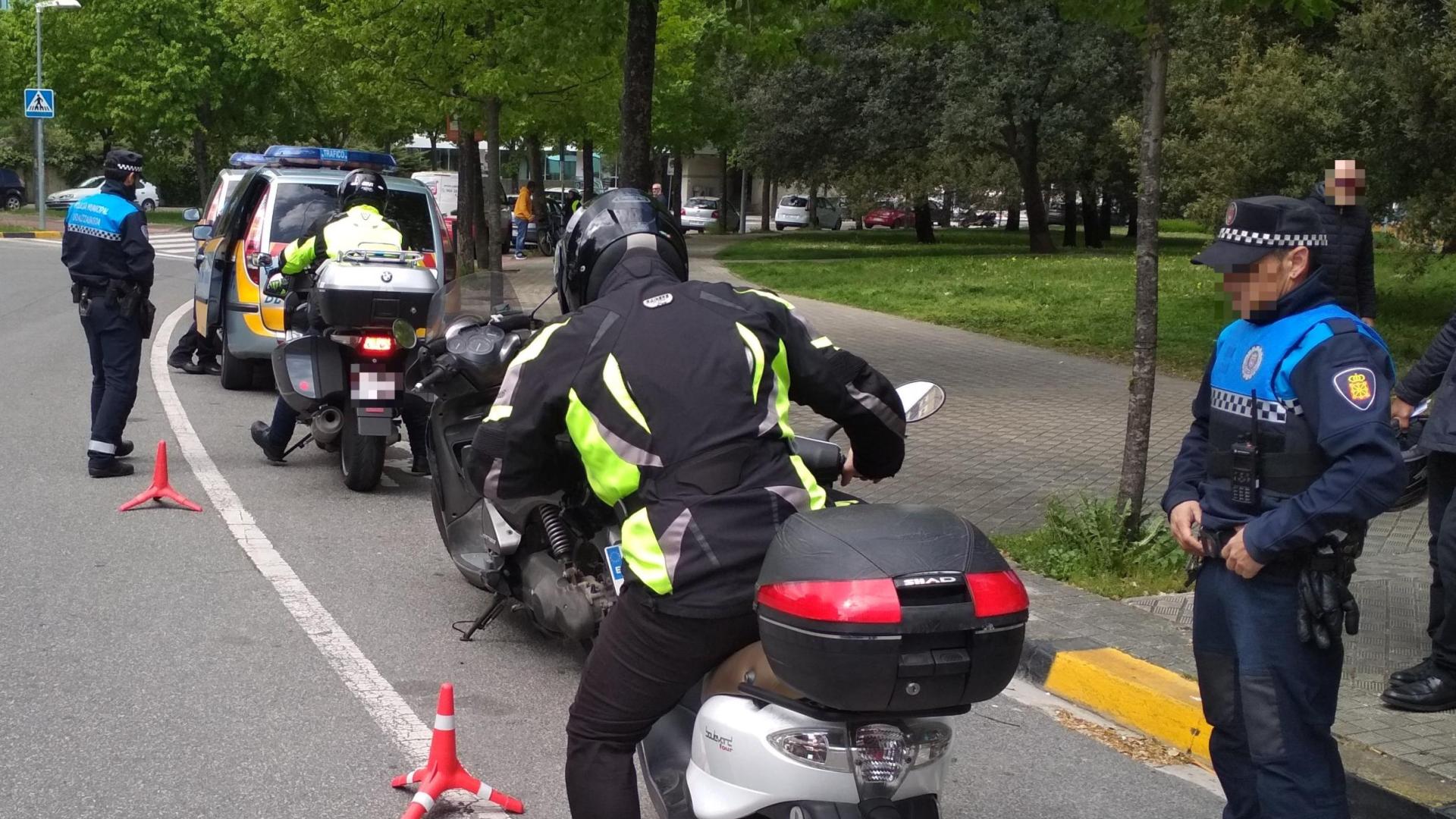 Un control de motocilcetas de Policía Municipal de Pamplona