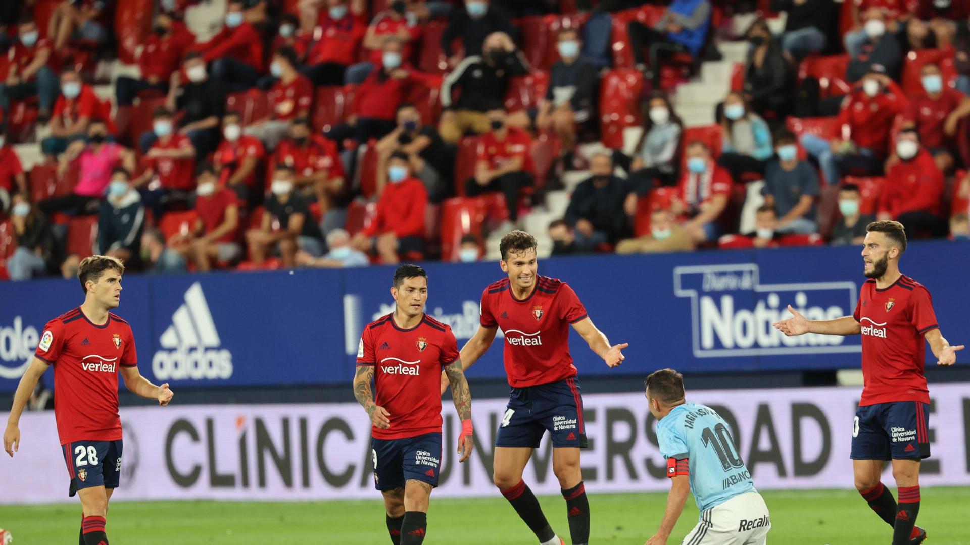 Lucas Torró recrimina una acción a Iago Aspas, que estuvo en El Sadar más pendiente de protestar y caer al suelo que de jugar