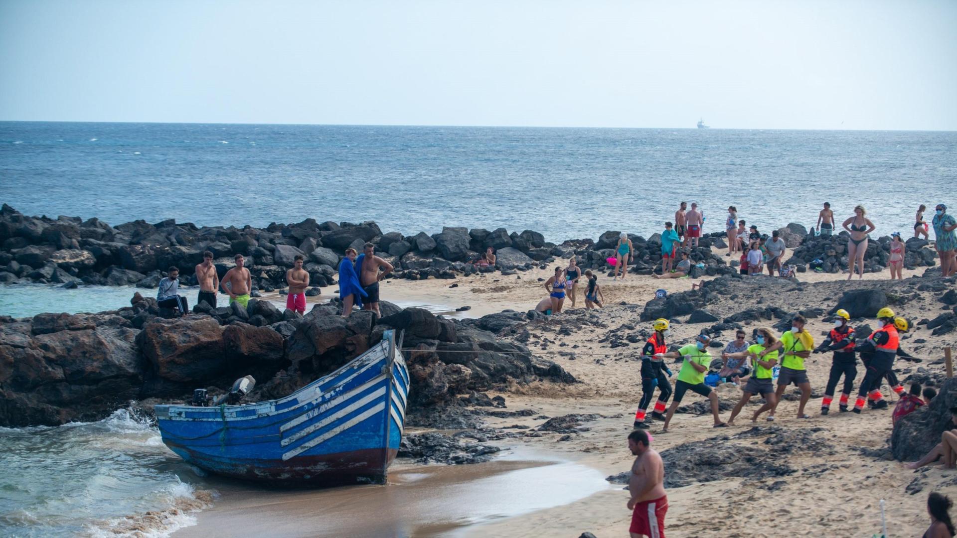 Una patera con medio centenar de inmigrantes a bordo ha arribado por sus propios medios a la playa de El Jablillo de Lanzarote