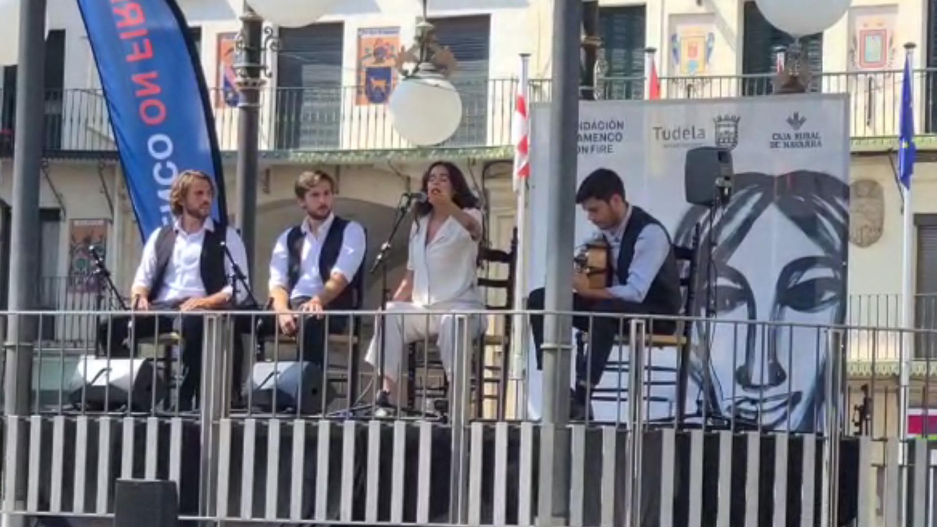 Actuación de Ángeles Toledano y Benito Bernal, en la plaza de los Fueros de Tudela.