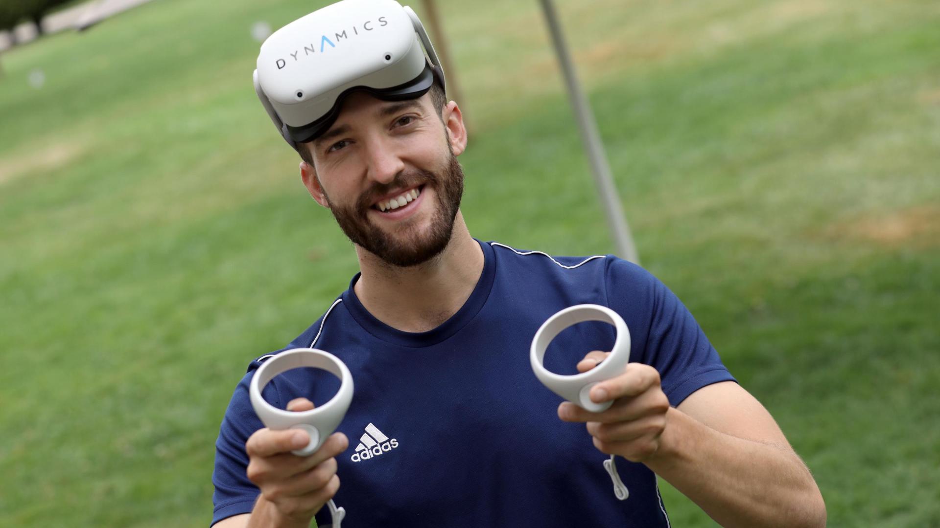 Ibai Barón muestra las gafas de realidad virtual y los controladores que le permiten sumergirse en los protocolos de rehabilitación de Dynamics.