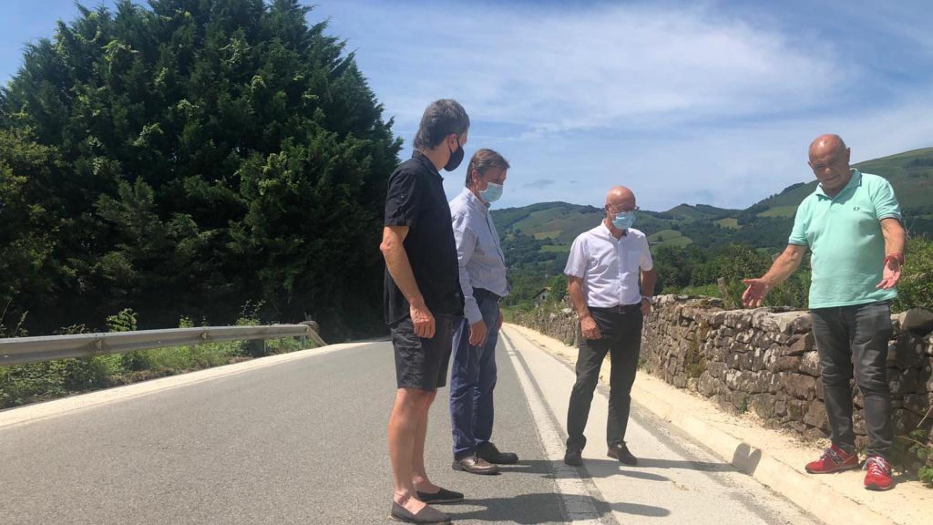 De izquierda a derecha, el alcalde de Baztan, Joseba Otondo, el director general de Obras Públicas e Infraestructuras, Pedro López, el consejero Ciriza y el concejal de Obras Públicas del Ayuntamiento de Baztan, Florentino Goñi