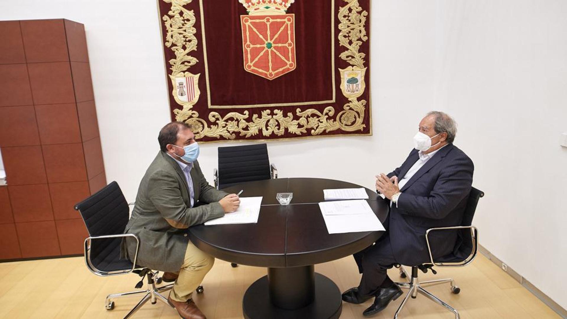 Unai Hualde y Pedro Gil, durante su reunión de este viernes