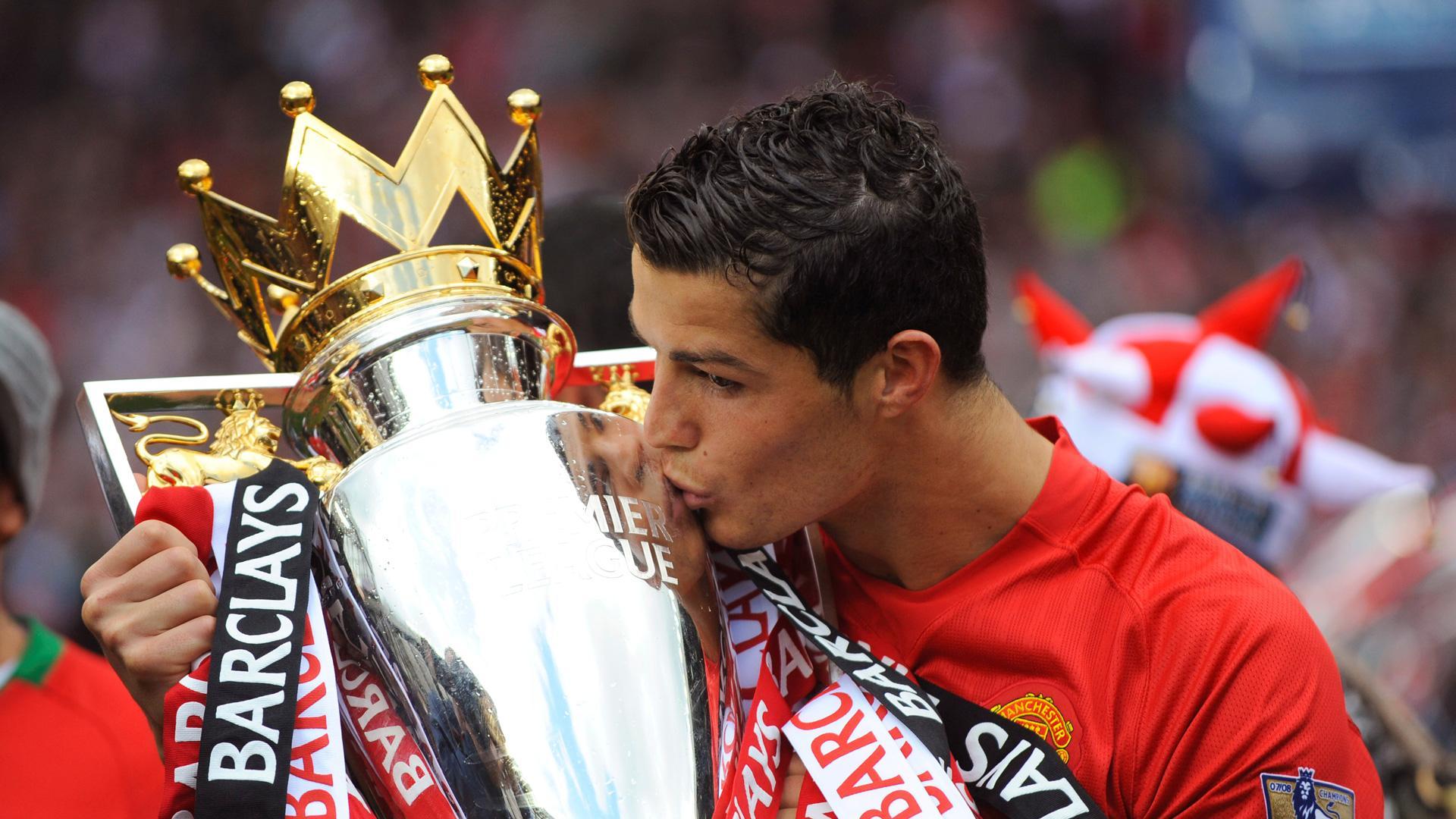 Cristiano Ronaldo besa la copa de la Premier League, en su primera etapa en el Manchester United