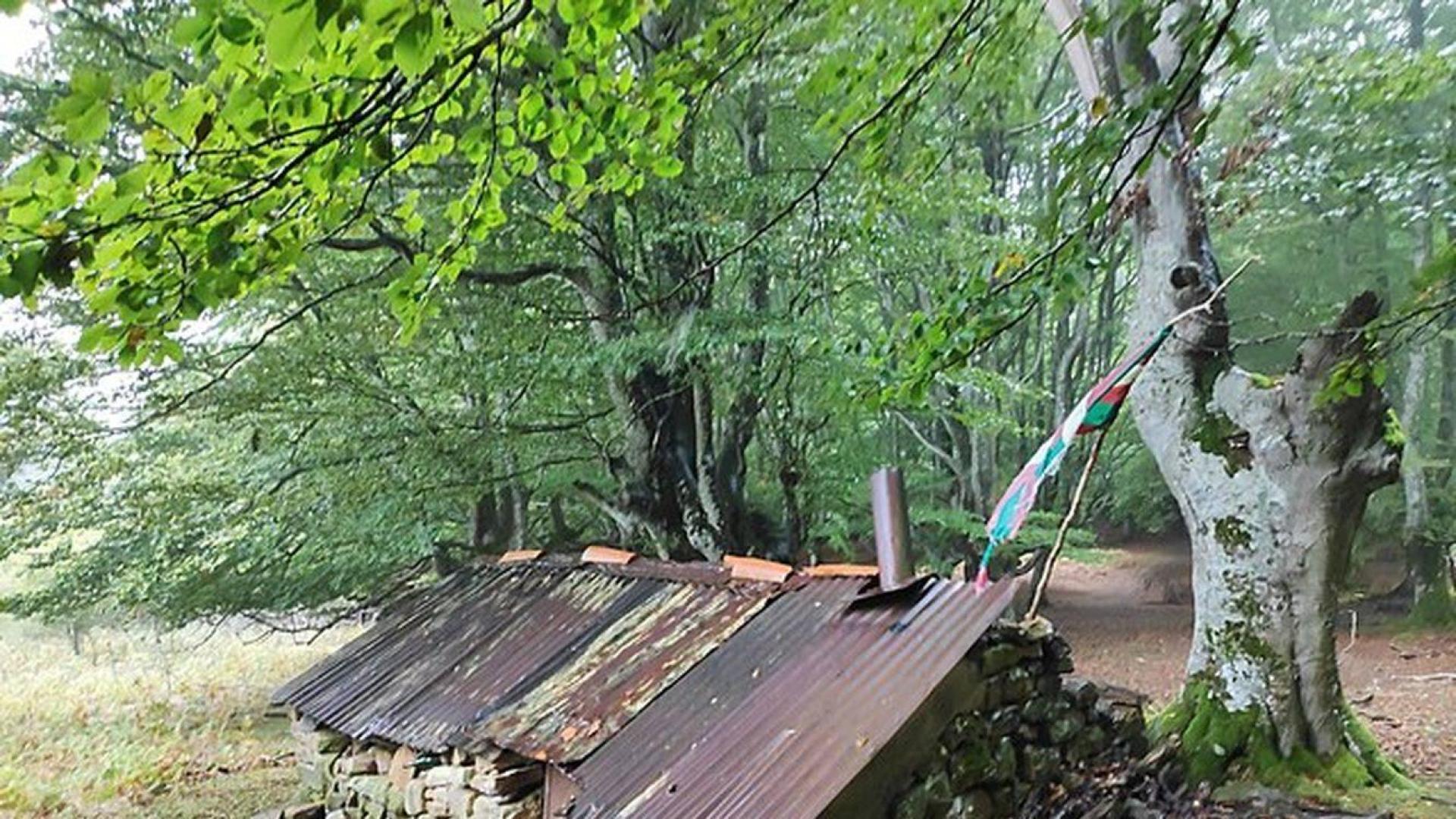 Una pequeña casa de piedra en el Parque del Gorbea
