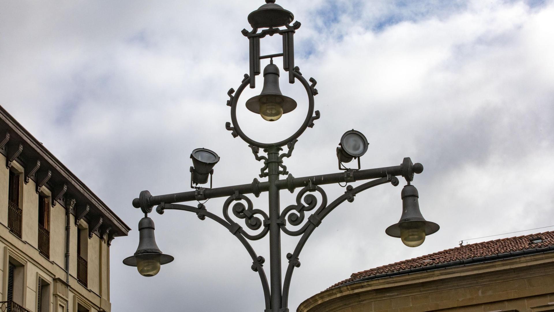 Una de las lámparas de pie, en el paseo de Sarasate