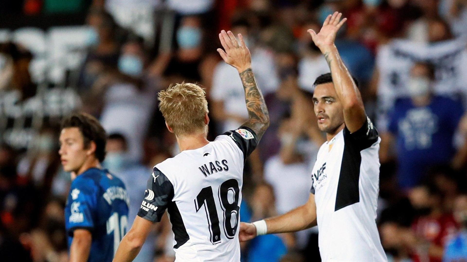 Daniel Wass, autor del primer gol del partido, es felicitado por un compañero