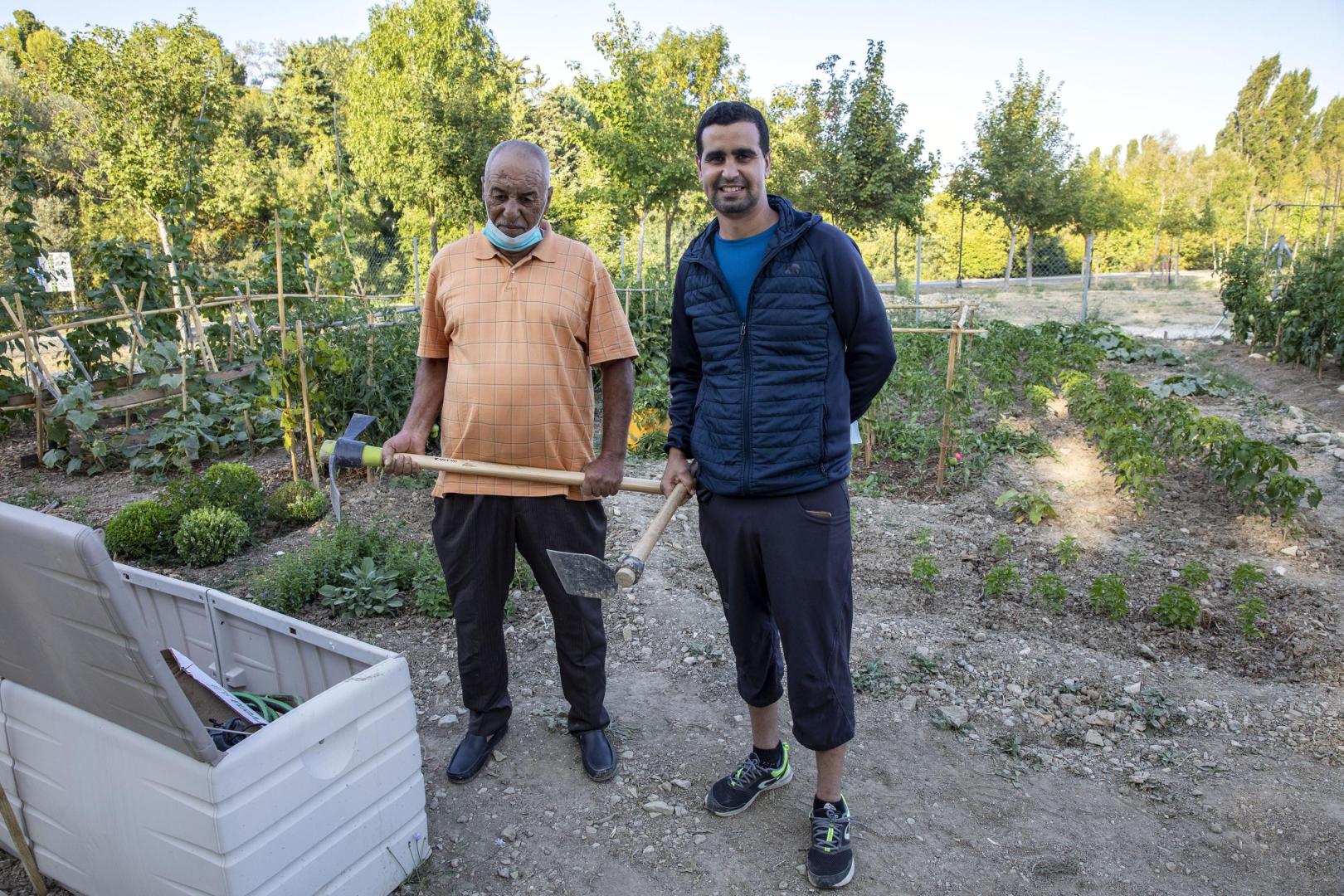 Khalid El Attar, con su amigo Mohamed, en la huerta que cuidan de Echavacoiz