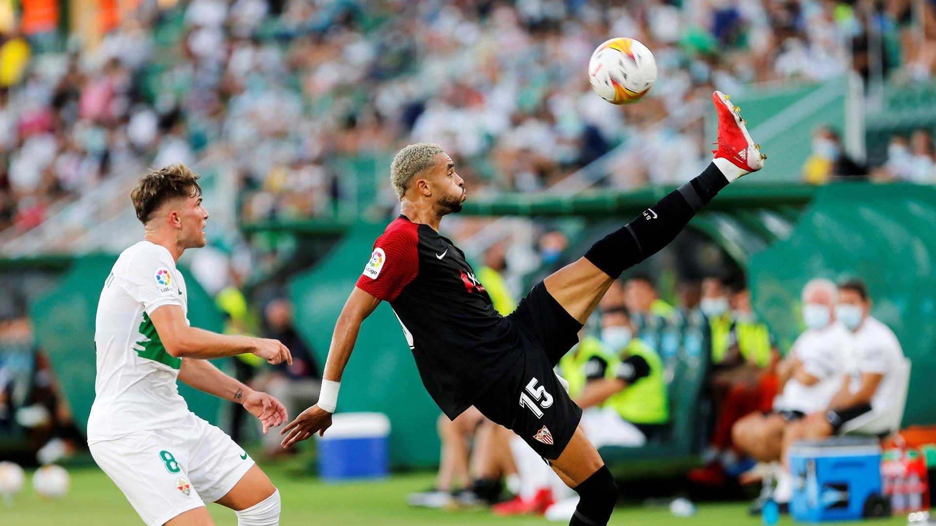Raúl Guti disputa una posesión con En-Nesyri