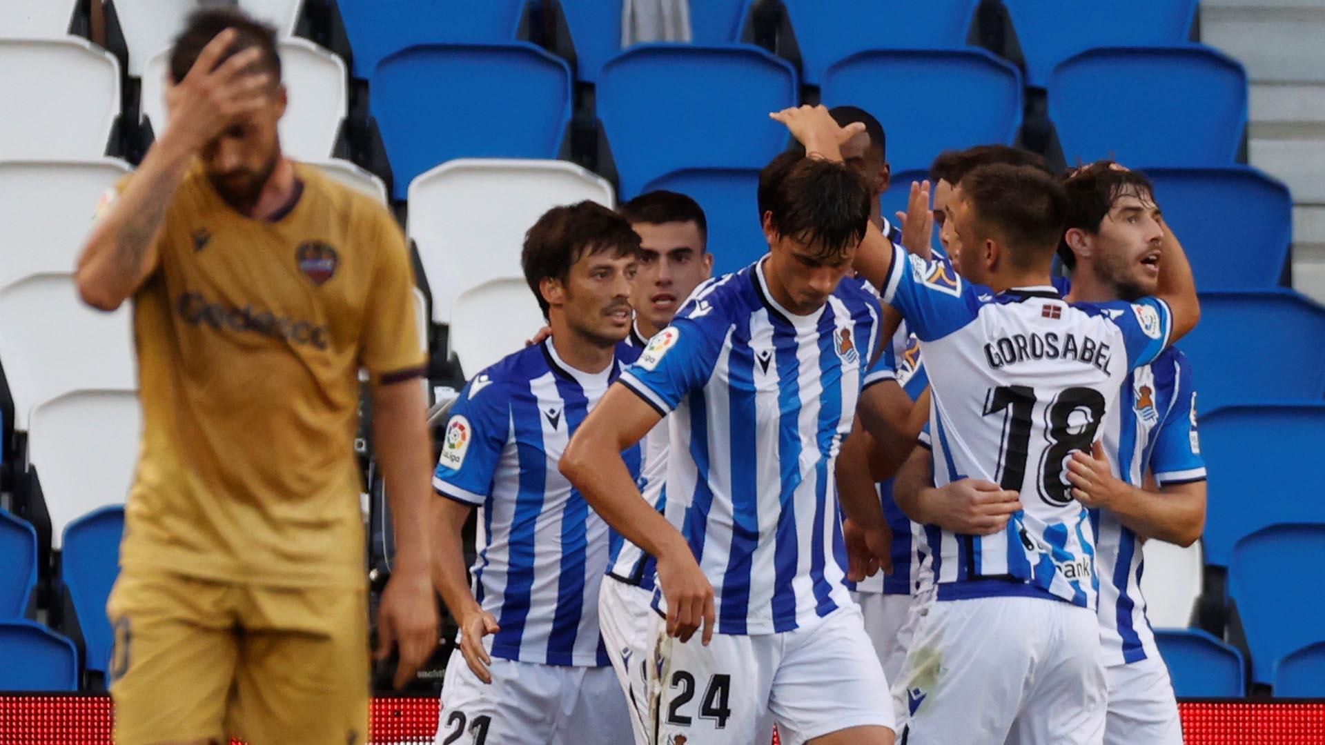 Los jugadores de la Real celebran el gol de Ander Barrenetxea