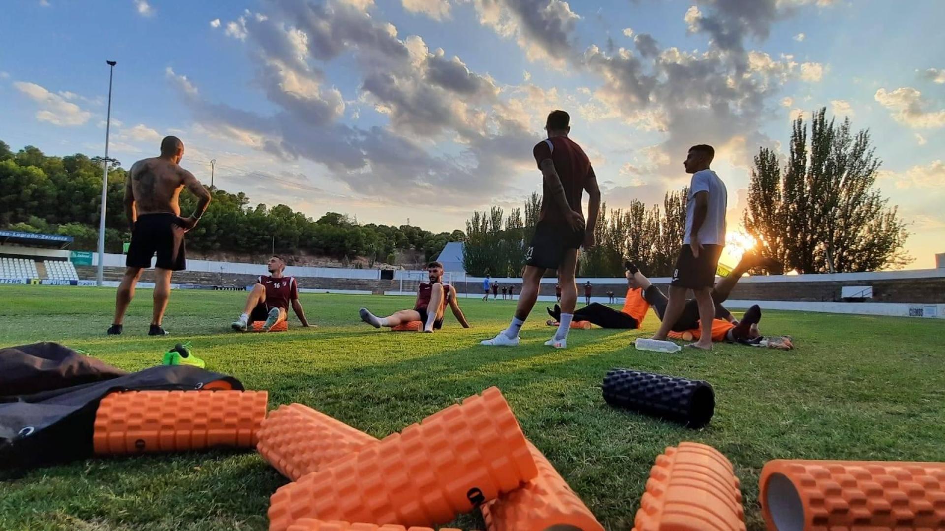 Los jugadores del Tudelano se ejercitan en esta pretemporada ante el estreno de hoy
