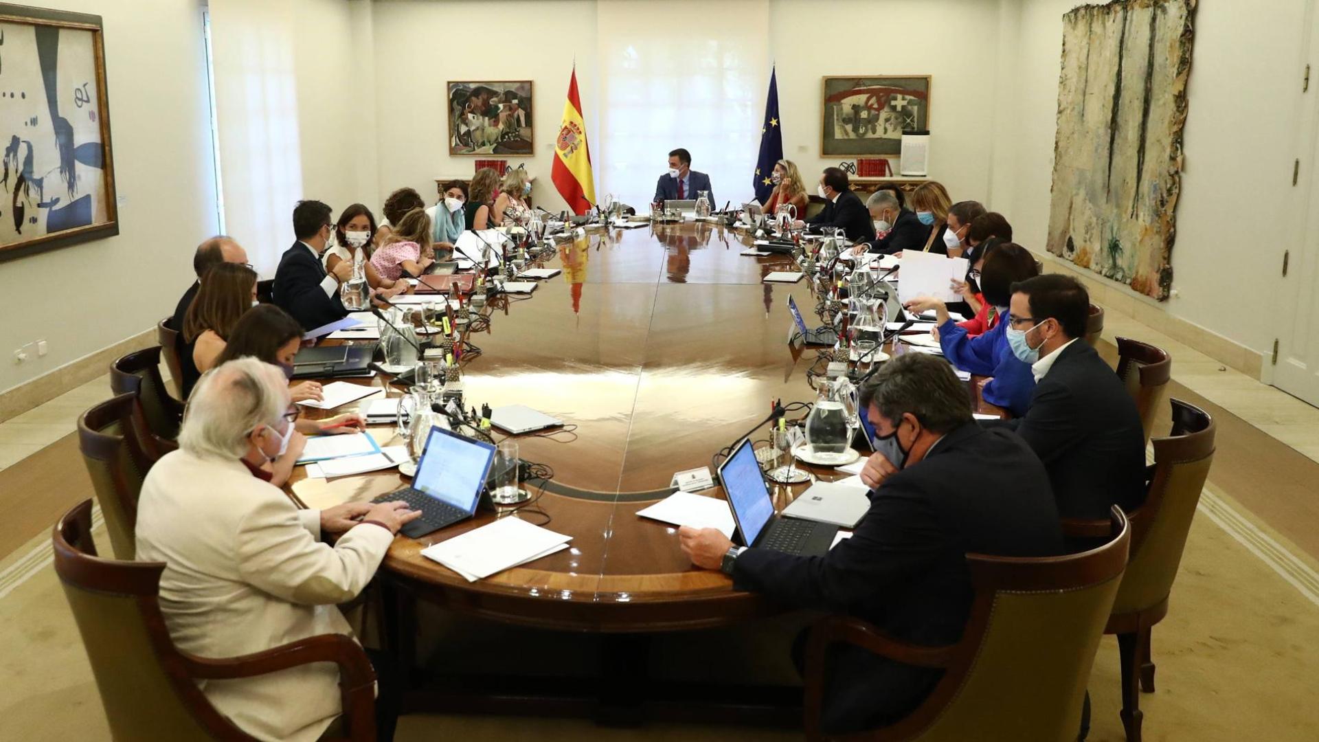 El presidente del Gobierno, Pedro Sánchez, preside el primer Consejo de Ministros tras el parón estival