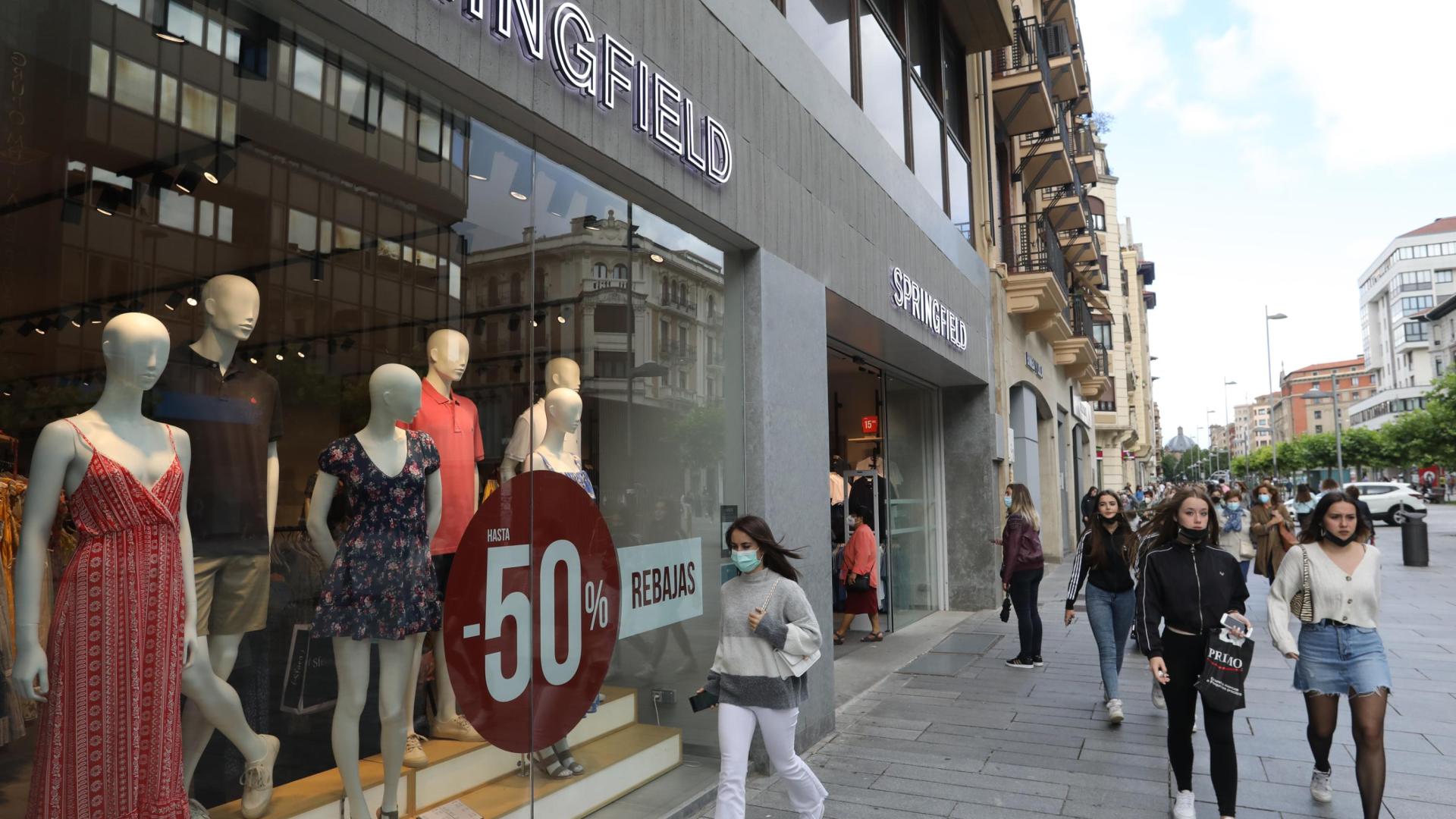 Jóvenes realizan compras por el centro de Pamplona durante el inicio de las rebajas de verano