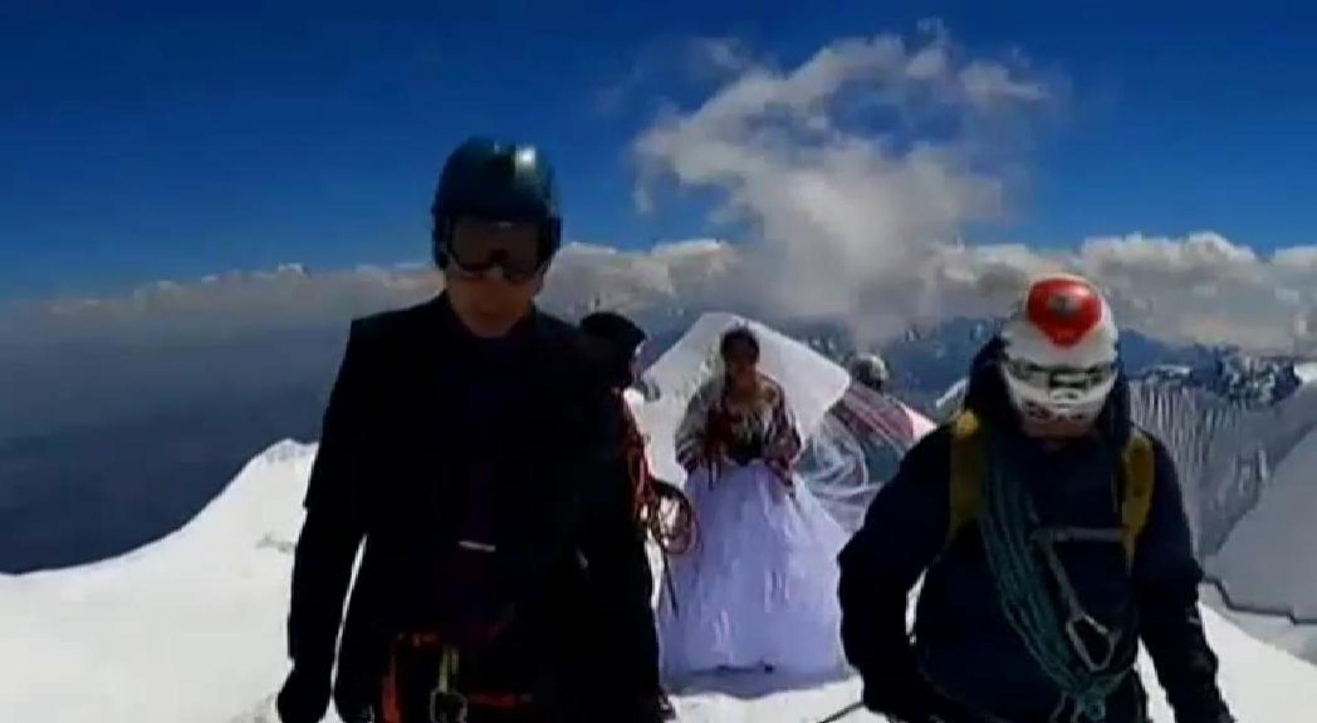 La pareja, natural de Cochabamba, eligió la espectacular cumbre como escenario de su boda