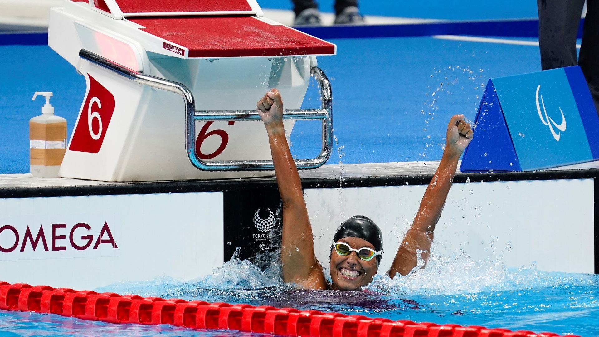 La nadadora española Teresa Perales celebra la medalla de plata en los 50 metros espalda, clase S5