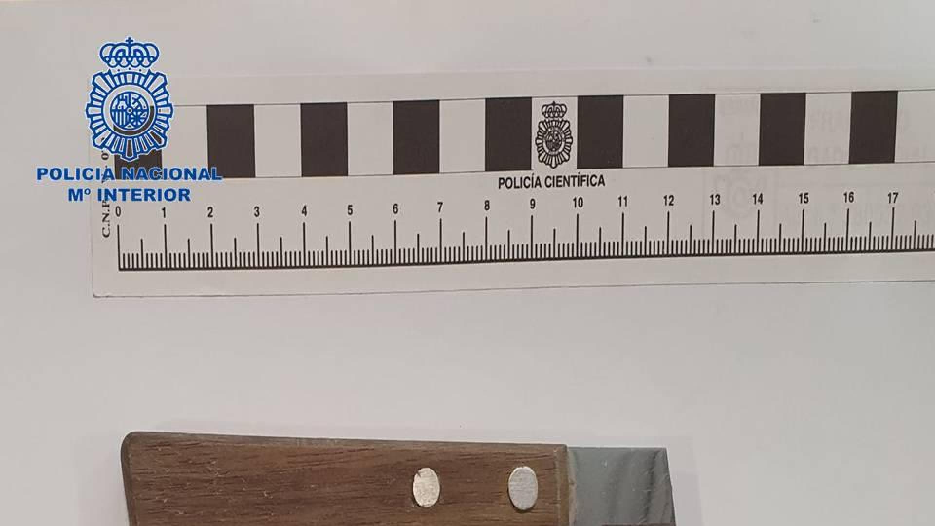 Cuchillo fracturado que llevaba el detenido