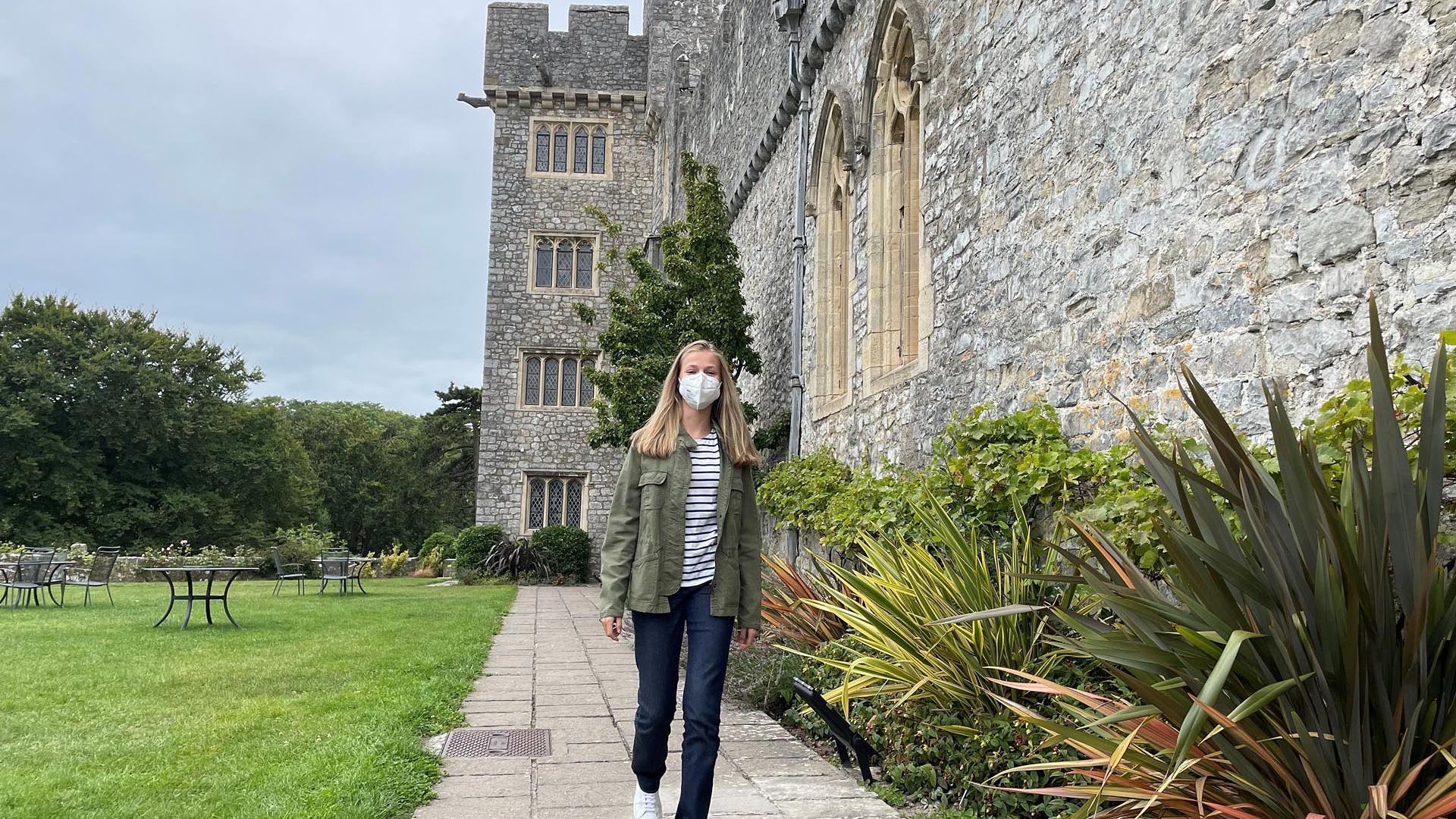 La princesa Leonor de Borbón, a su llegada al UWC Atlantic College de Gales.