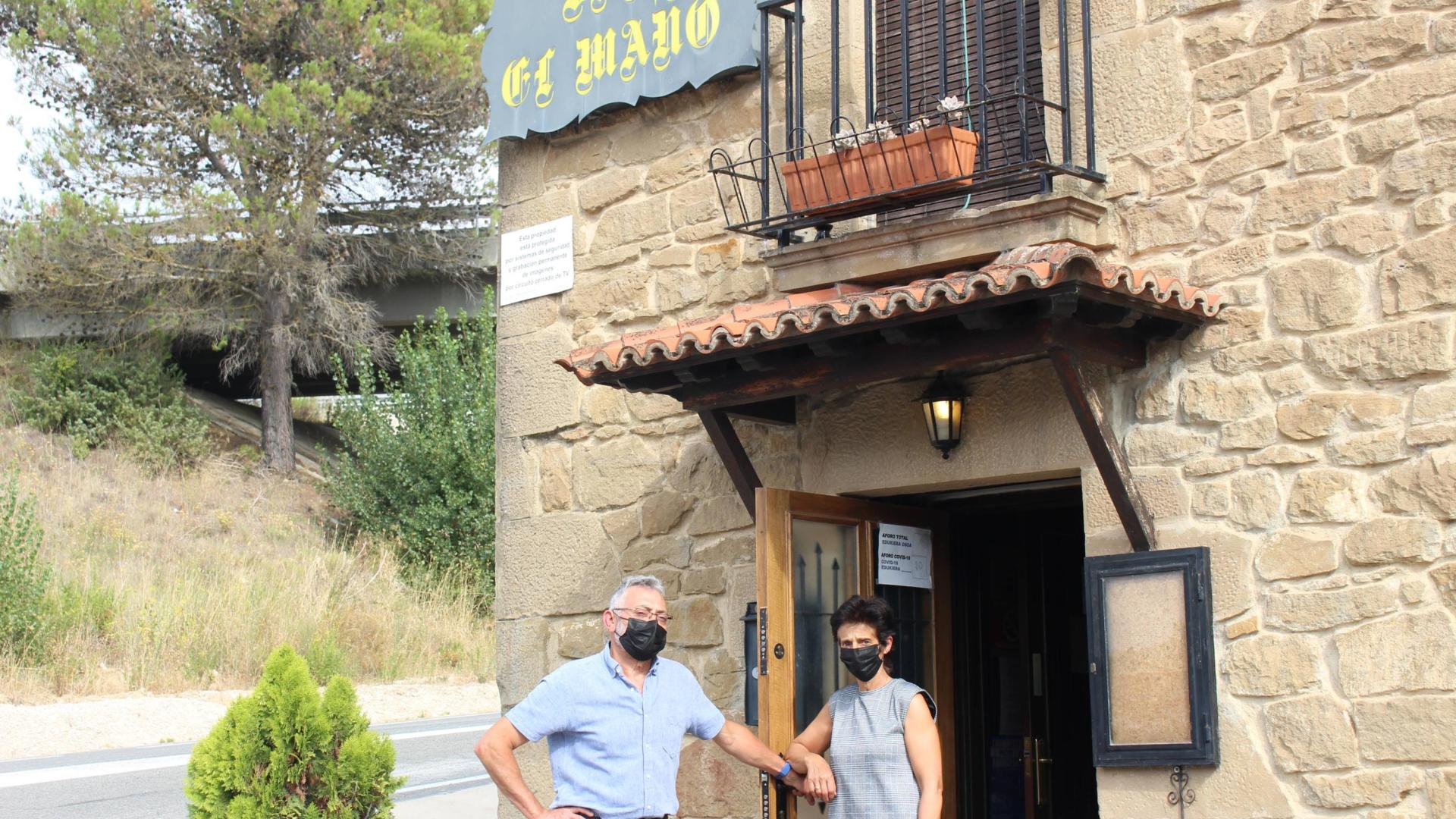 Jesús Rabal Pérez y María Jesús Marco Ezcurra bajo el cartel de El Maño
