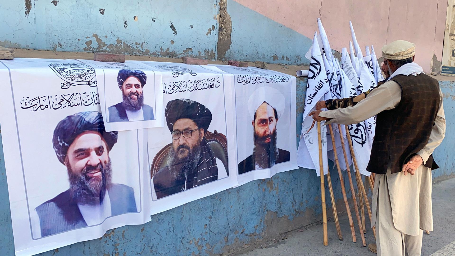 Un afgano vende banderas talibanes y retratos del comandante supremo talibán Mullah Haibatullah Akhunzada en Kabul