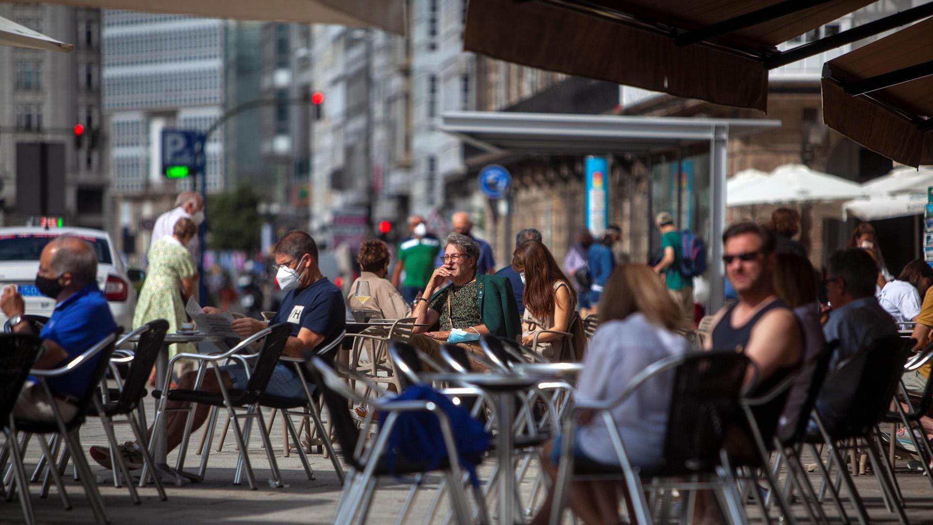 Varias personas, en la terraza de un establecimiento en A Coruña