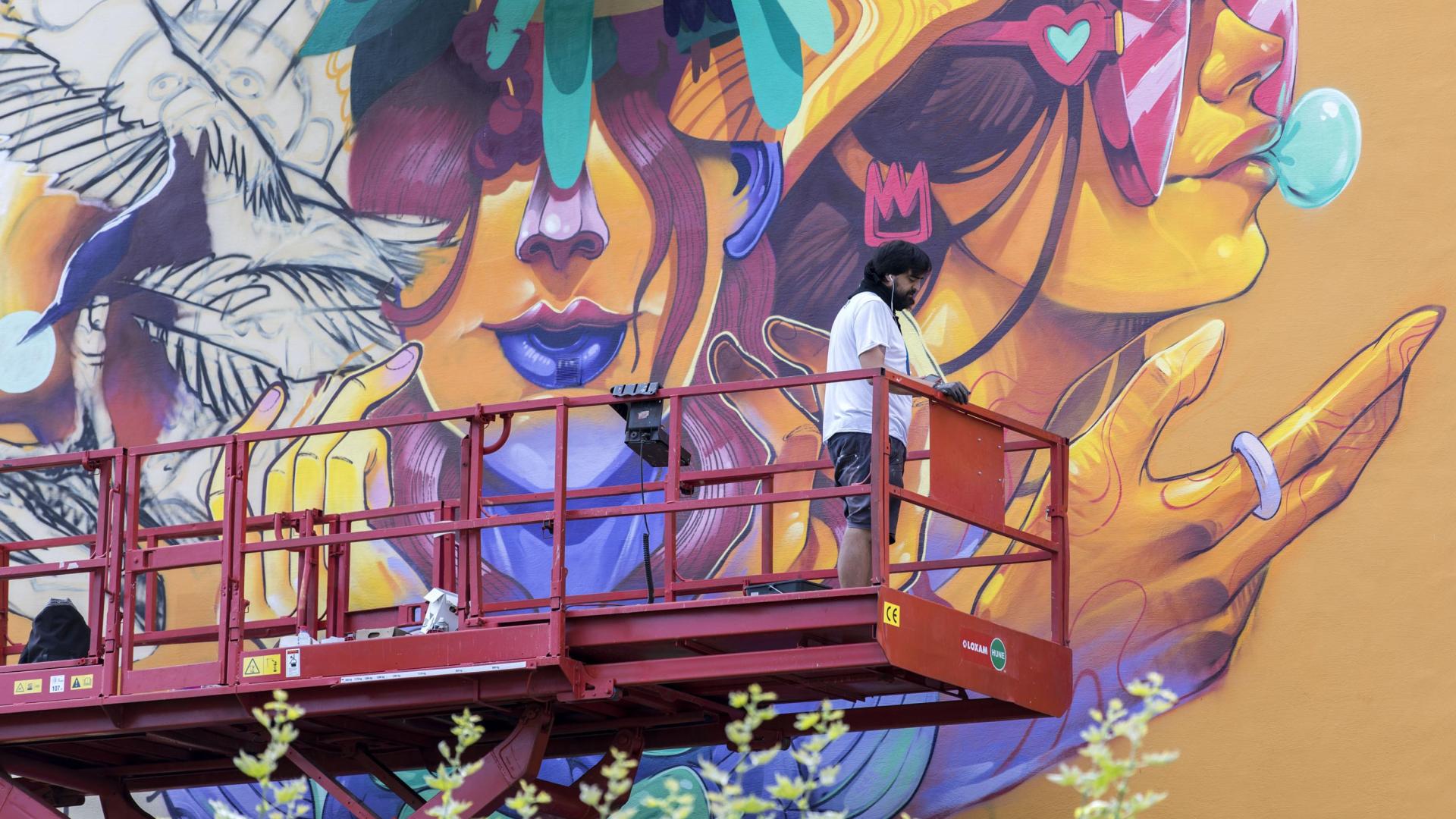 Un artista en pleno trab ajo en el festival Cantamañanas de un año anterior, en Huarte
