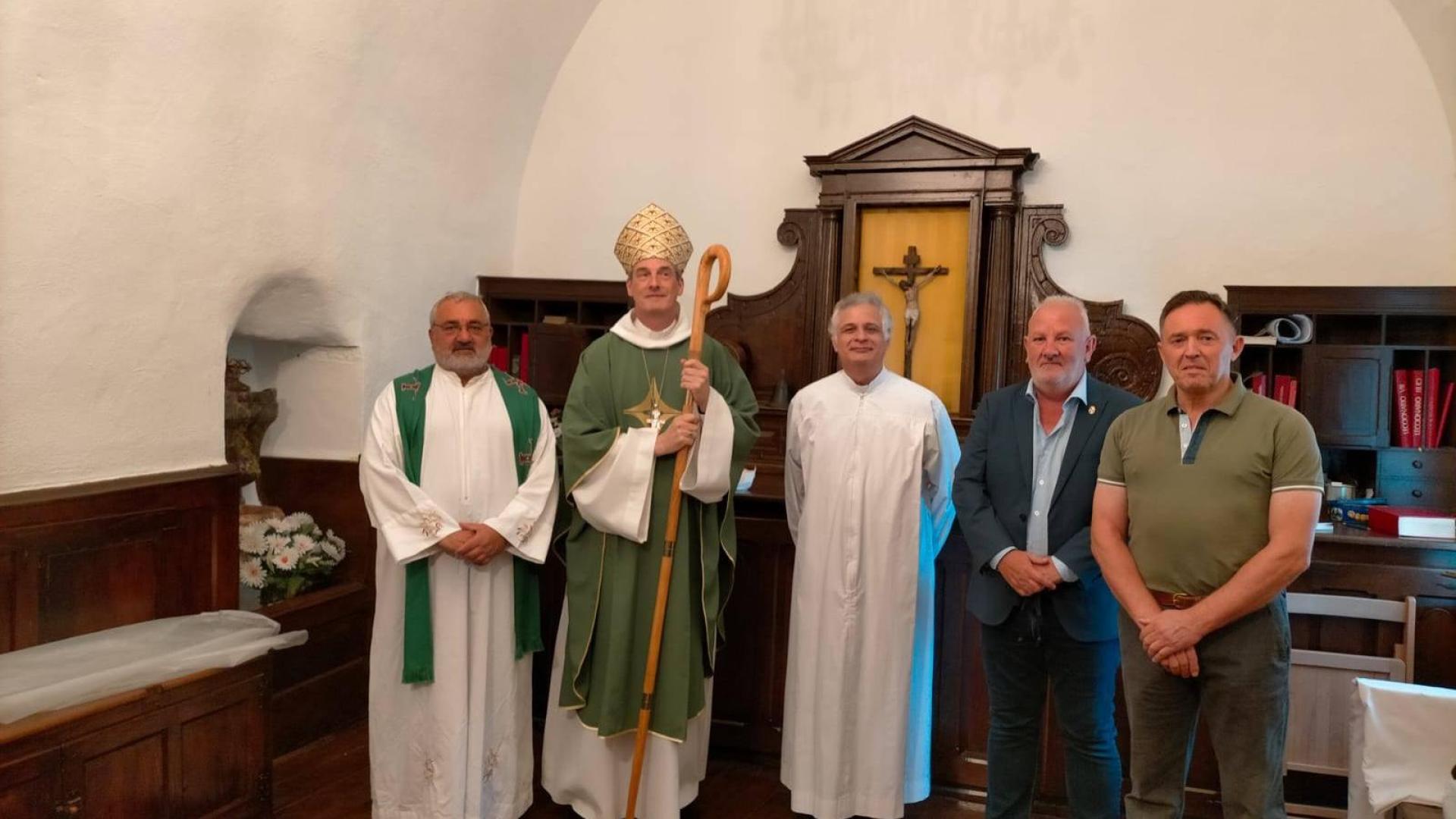 Desde la izquierda: Laurentino Gil, párroco de El Pilar; Francisco Javier Bustillo; Ramón Alvez, párroco de Arre; Pedro Lezáun, alcalde de Ezcabarte, y Javier CIordia, de Proyectos Solidarios JC Navarra.