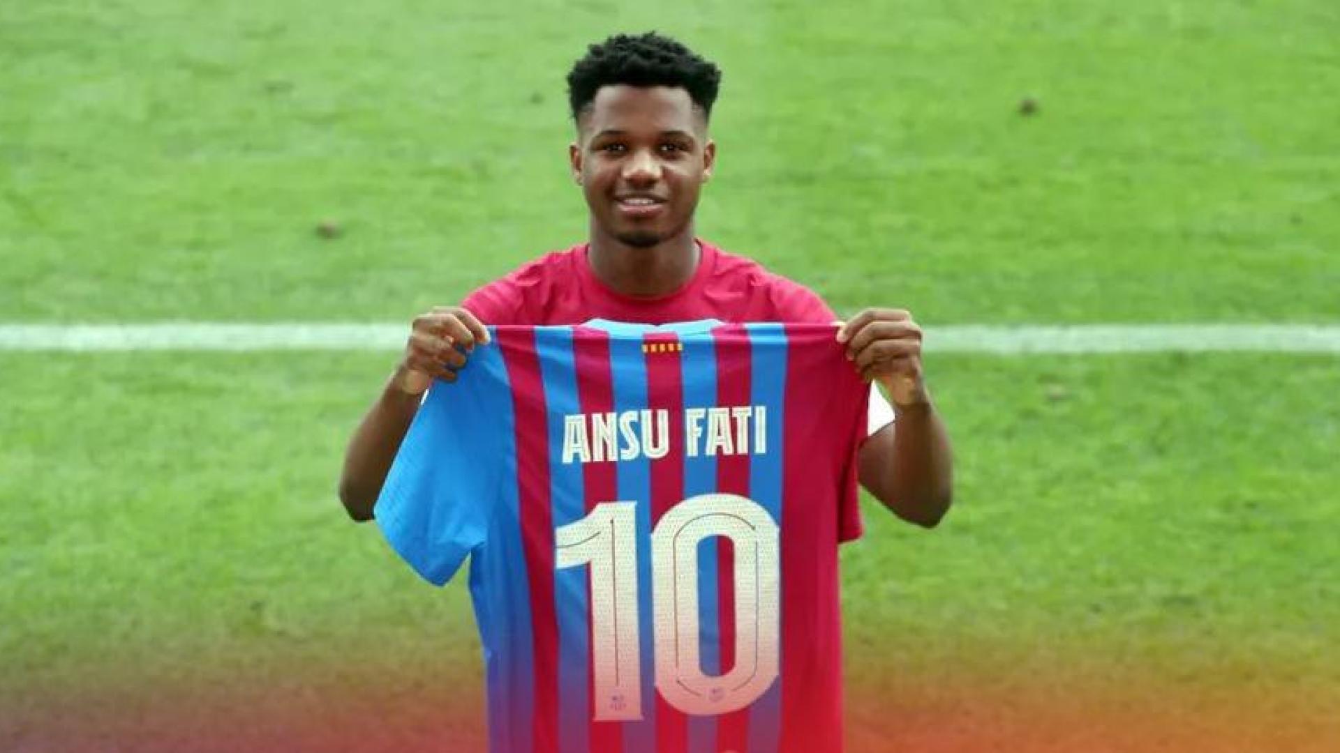 Ansu Fati posa con el que será su nuevo dorsal