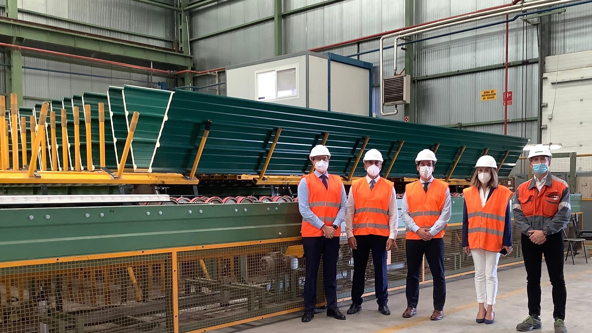 El consejero Irujo, durante su visita a una planta de ArcelorMittal