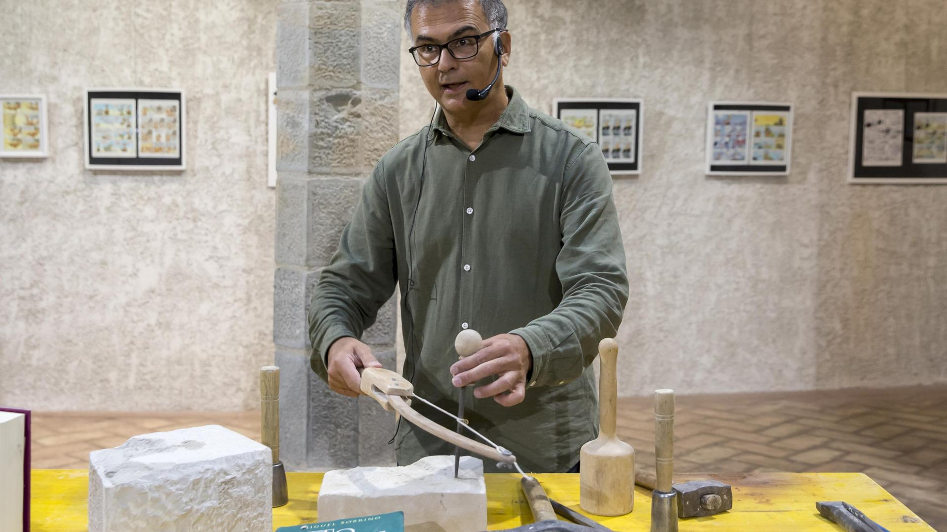 Miguel Sobrino, trabajando una piedra ayudado de un trápano de arco.