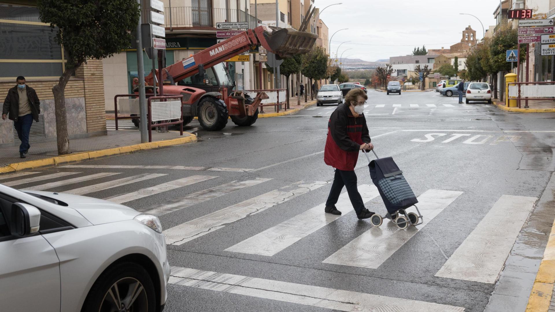 Una mujer cruza un paseo de peatones
