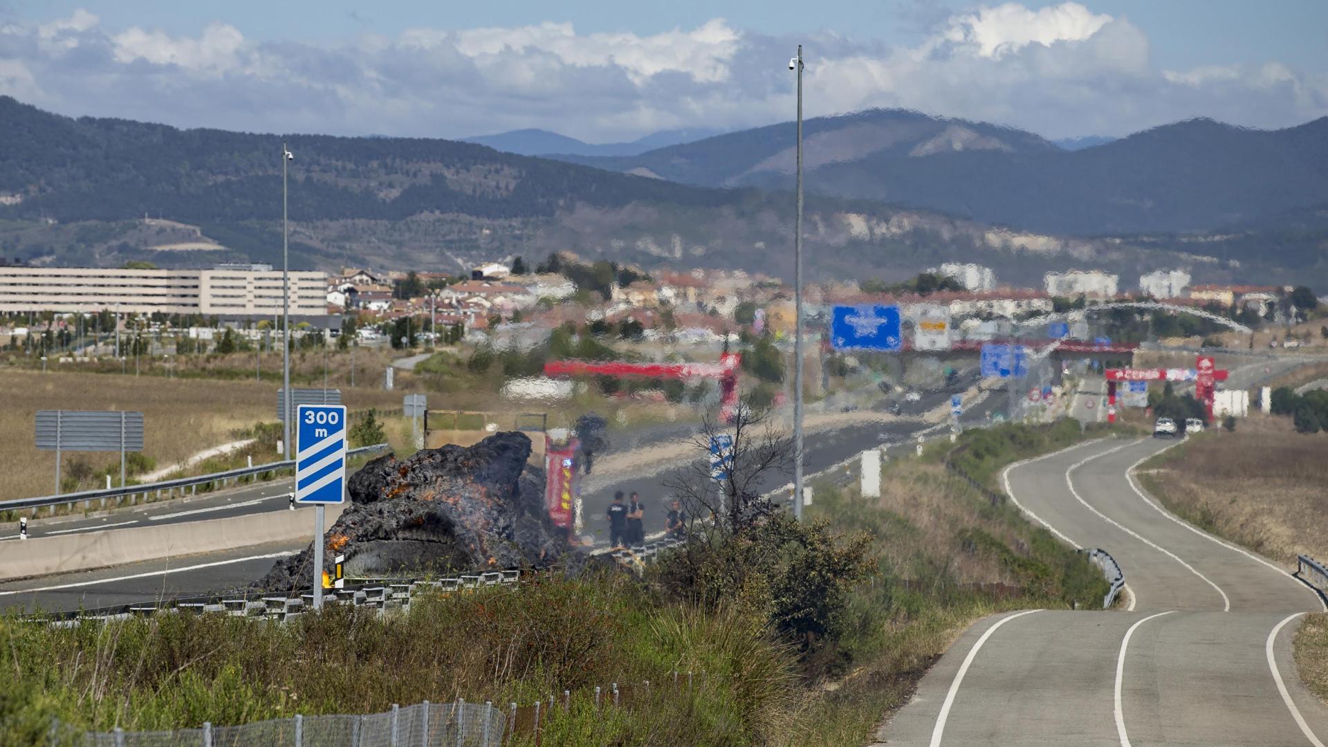 Vista de la autovía a su paso por Astráin. El parque solar se plantea a ambos lado , en el límite con los terrenos de Guenduláin.