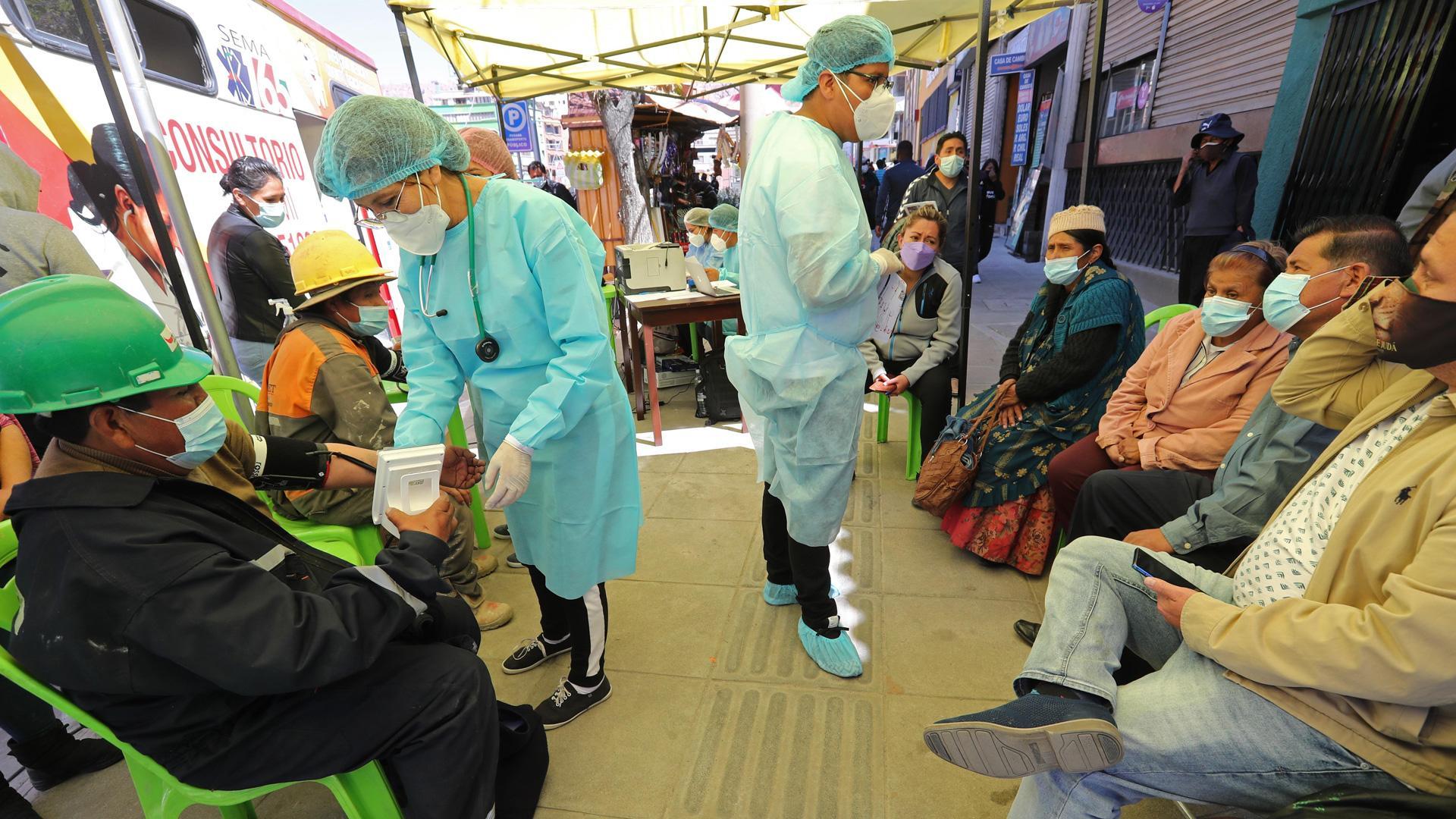 Una funcionaria de Salud de Bolivia hace una encuesta a una persona antes de la vacuna contra la Covid-19