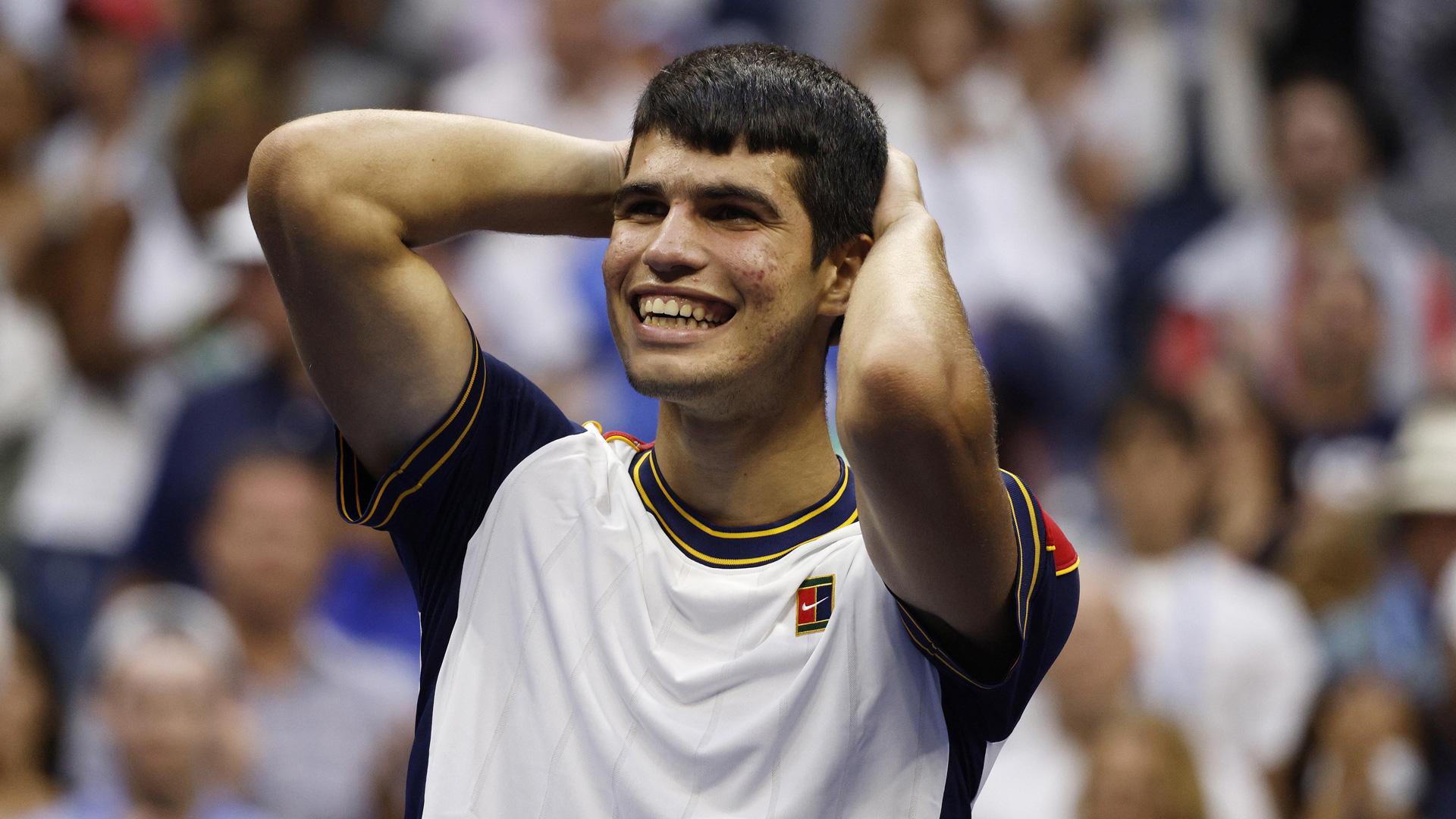 El tenista español Carlos Alcaraz sonríe tras vencer al griego Stefanos Tsitsipas