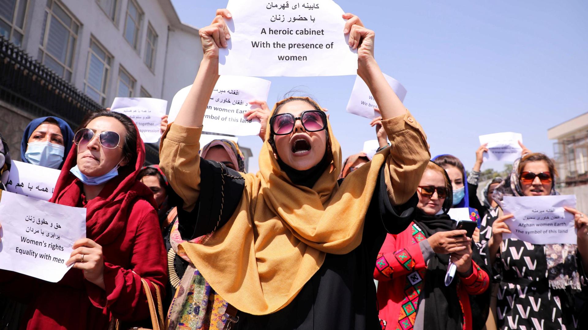 Mujeres afganas se manifiestan en las calles de Kabul