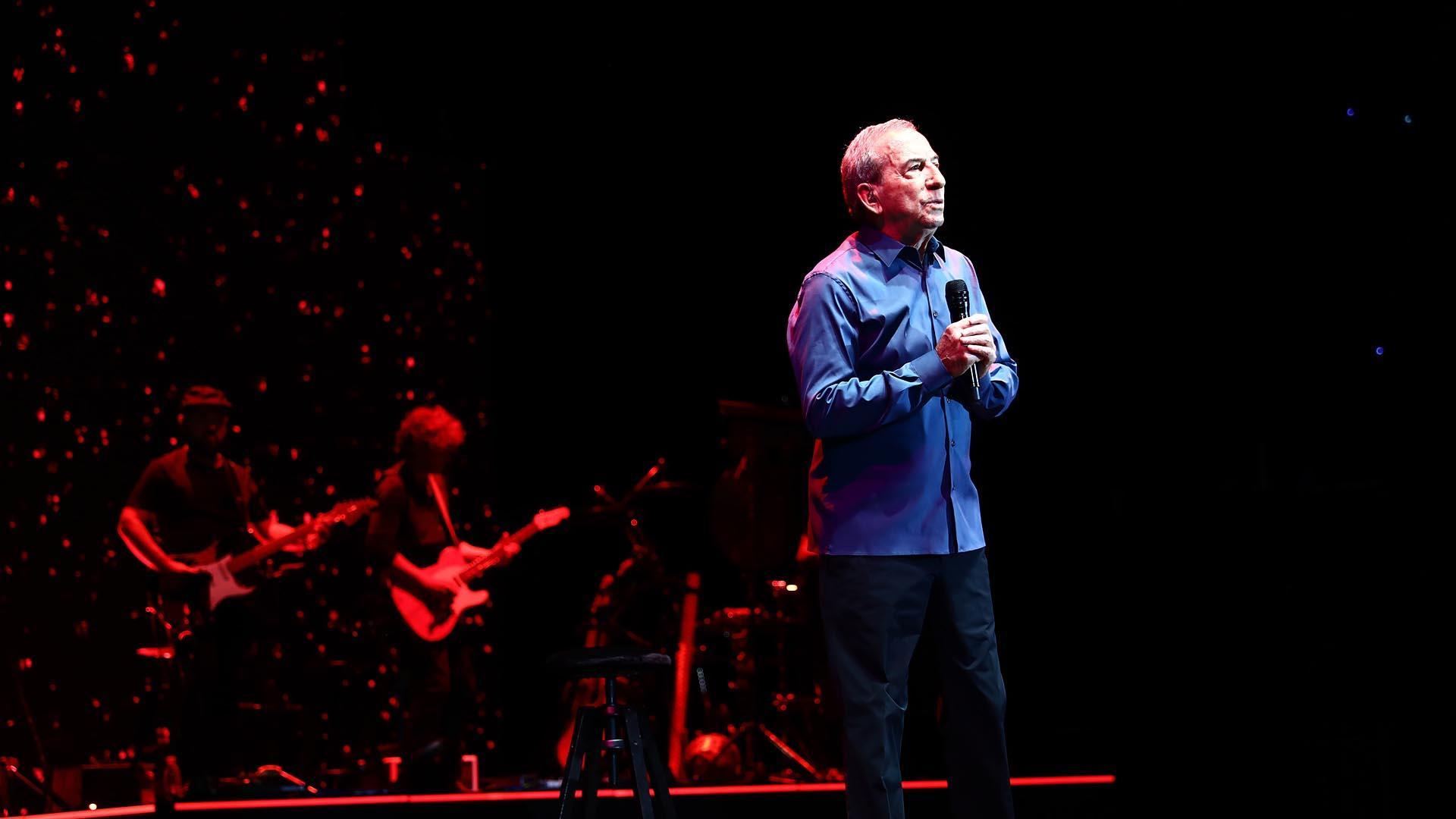Imagen del concierto de José Luis Perales en Pamplona este sábado.