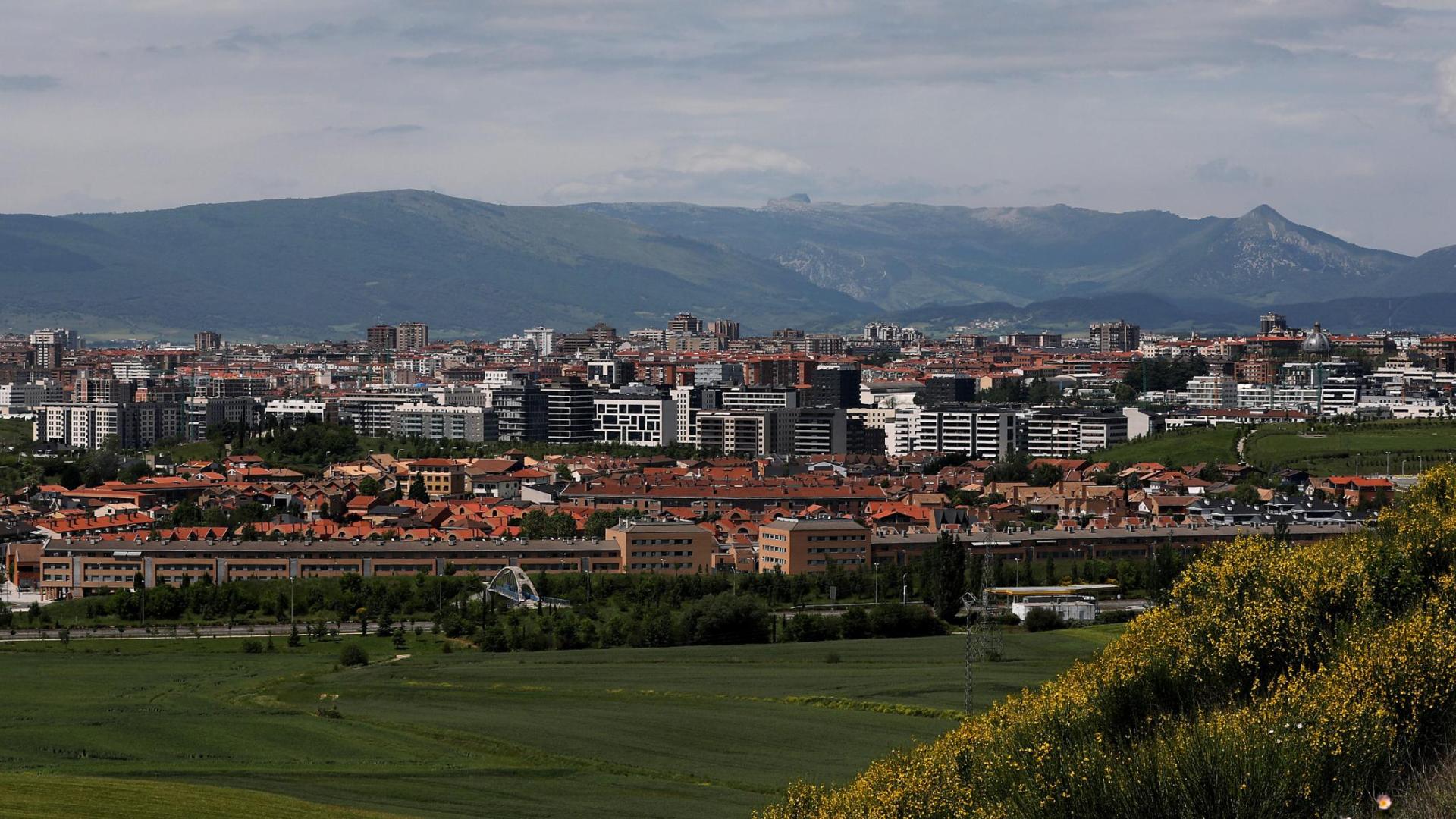 Vista de Mutilva (en primera línea y cabecera del Valle de Aranguren) y Pamplona, tomada desde Badostáin.