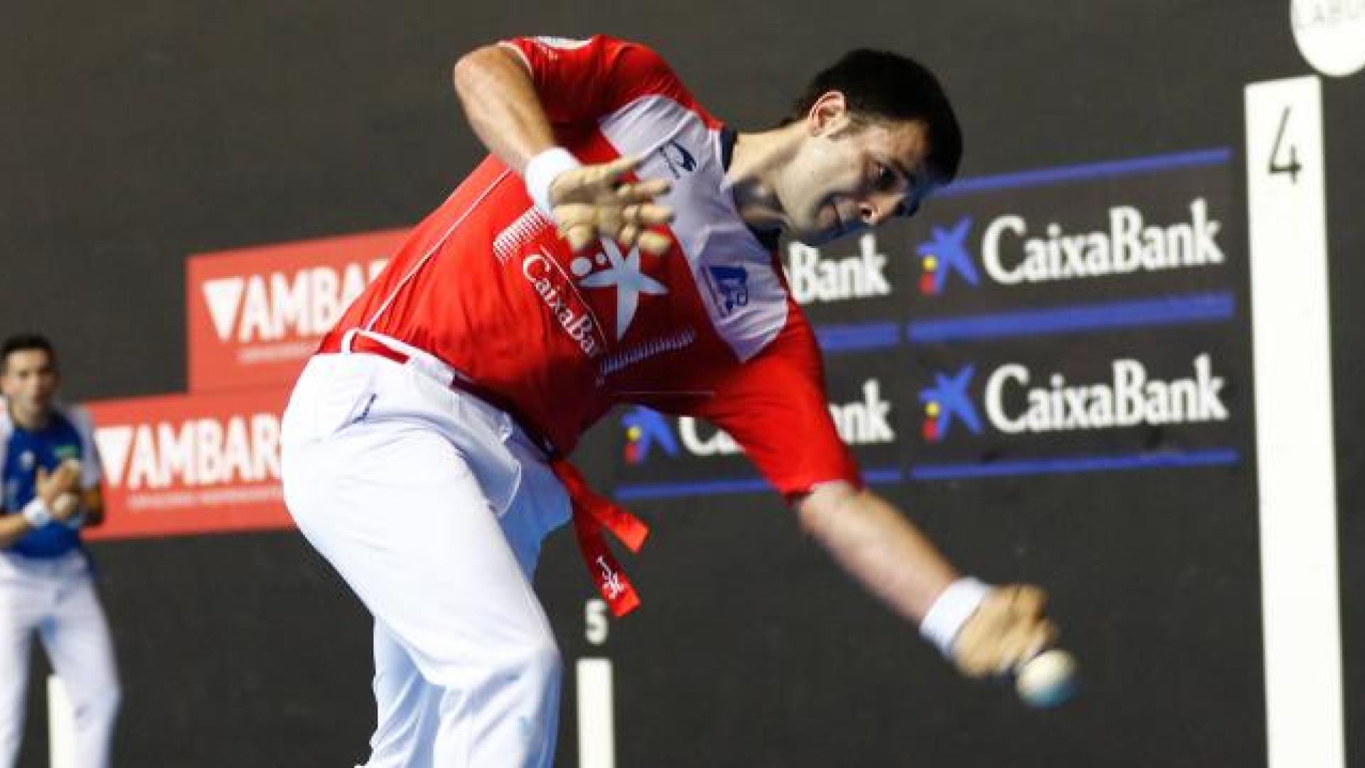 Danel Elezkano golpe a una pelota durante el partido de este sábado en Zierbana. Fue el mejor del cuarteto