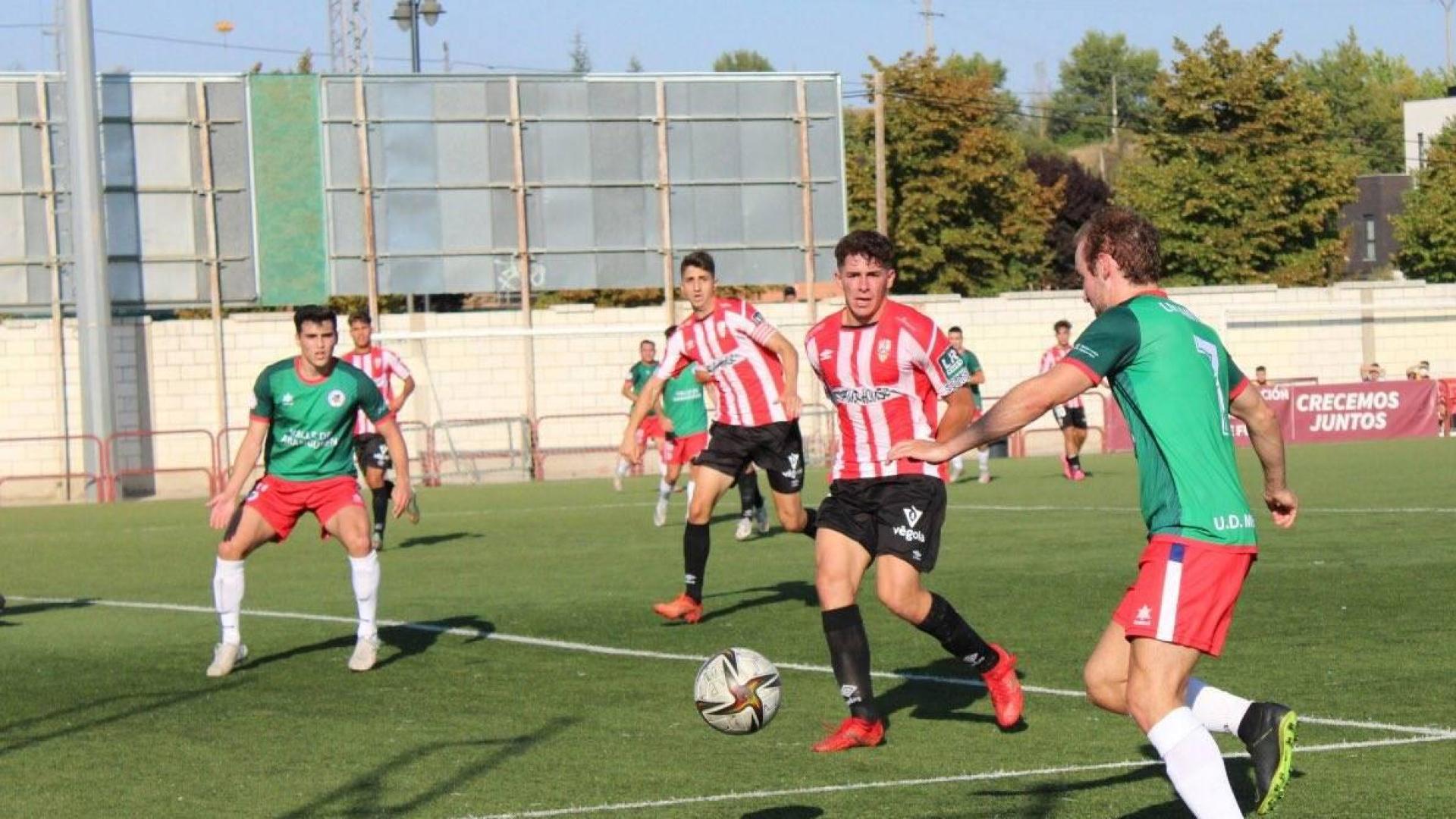 Iván Martínez, protagonista con un triplete, pide el balón a su compañero Losantos