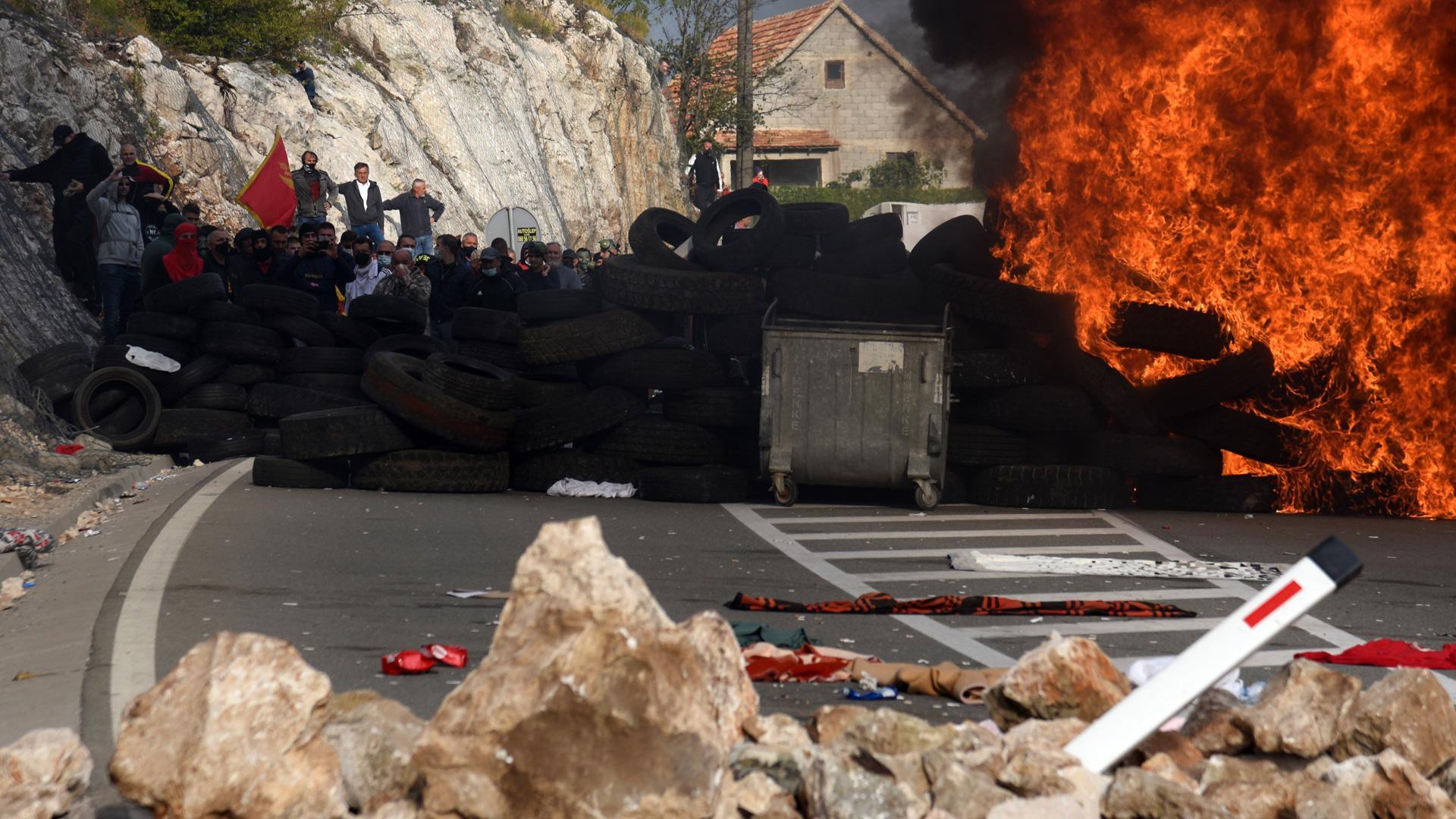 Barricada de los manifestantes montenegrinos contra la investidura del nuevo arzobispo metropolitano de la Iglesia ortodoxa serbia en Montenegro en el monasterio de Cetinje