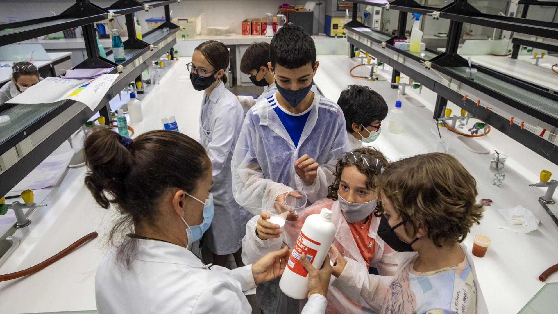 Cristina Sola Larrañaga junto con un par de campistas durante la preparación del slime. jesús caso