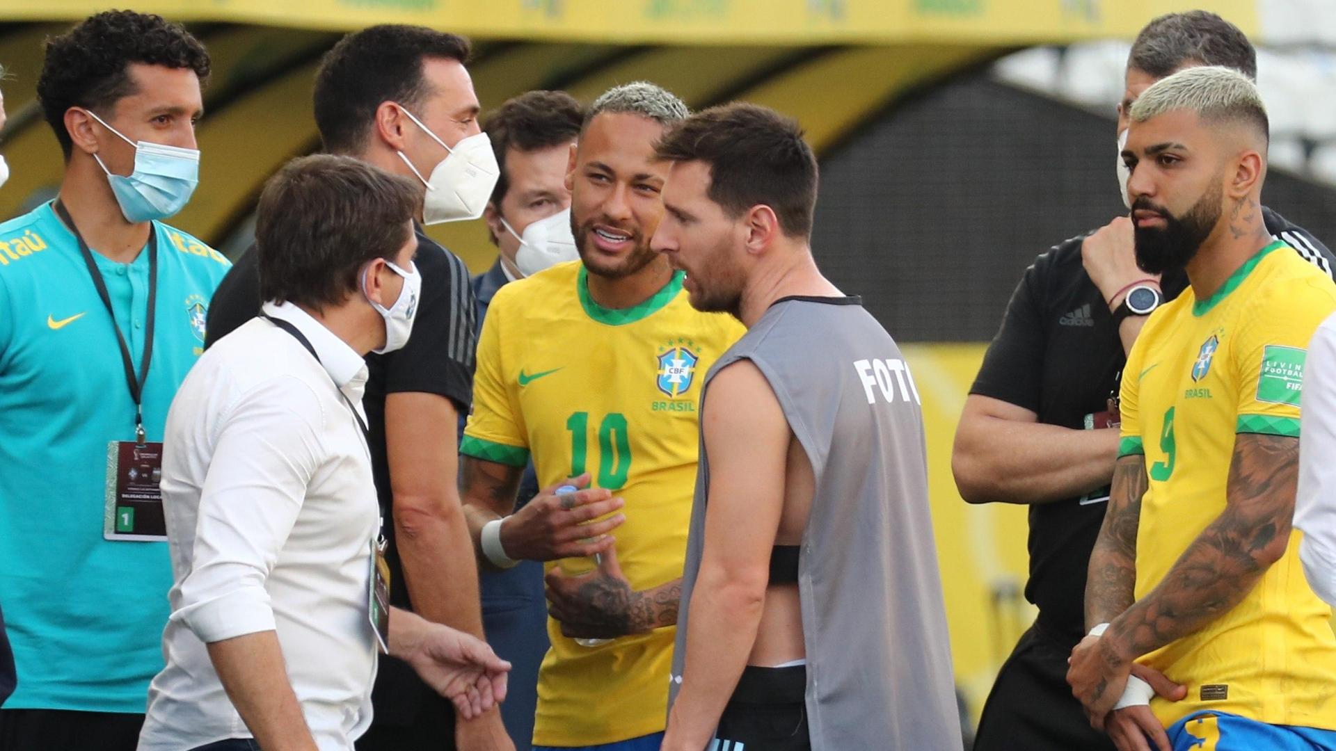 Neymar habla con Lionel Messi de Argentina hoy, en un partido de las eliminatorias sudamericanas para el Mundial de Catar 2022 entre Brasil y Argentina en el estadio Arena de Sao Paulo.