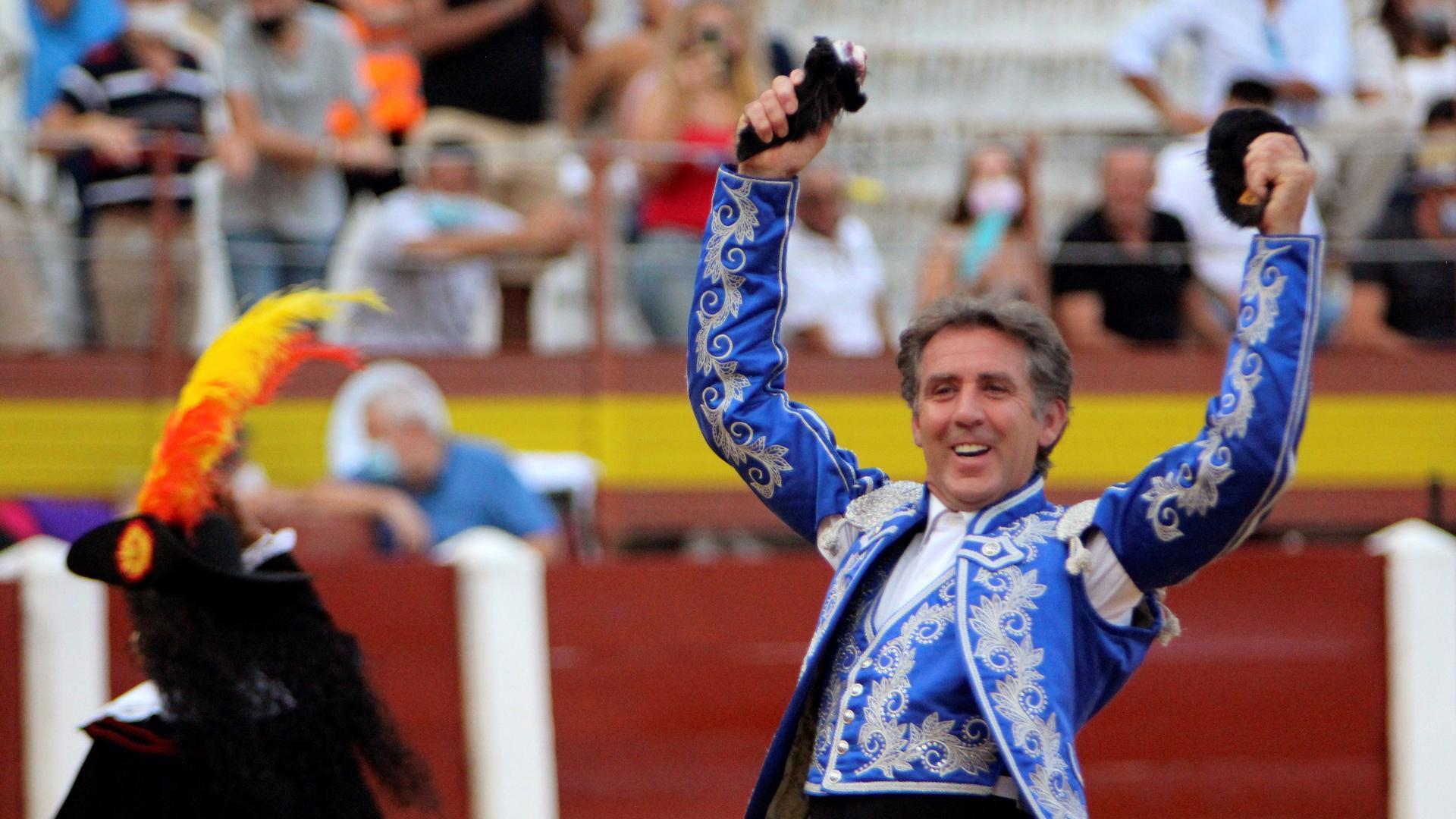 Pablo Hermoso de Mendoza, con las dos orejas cortadas al segundo de la tarde
