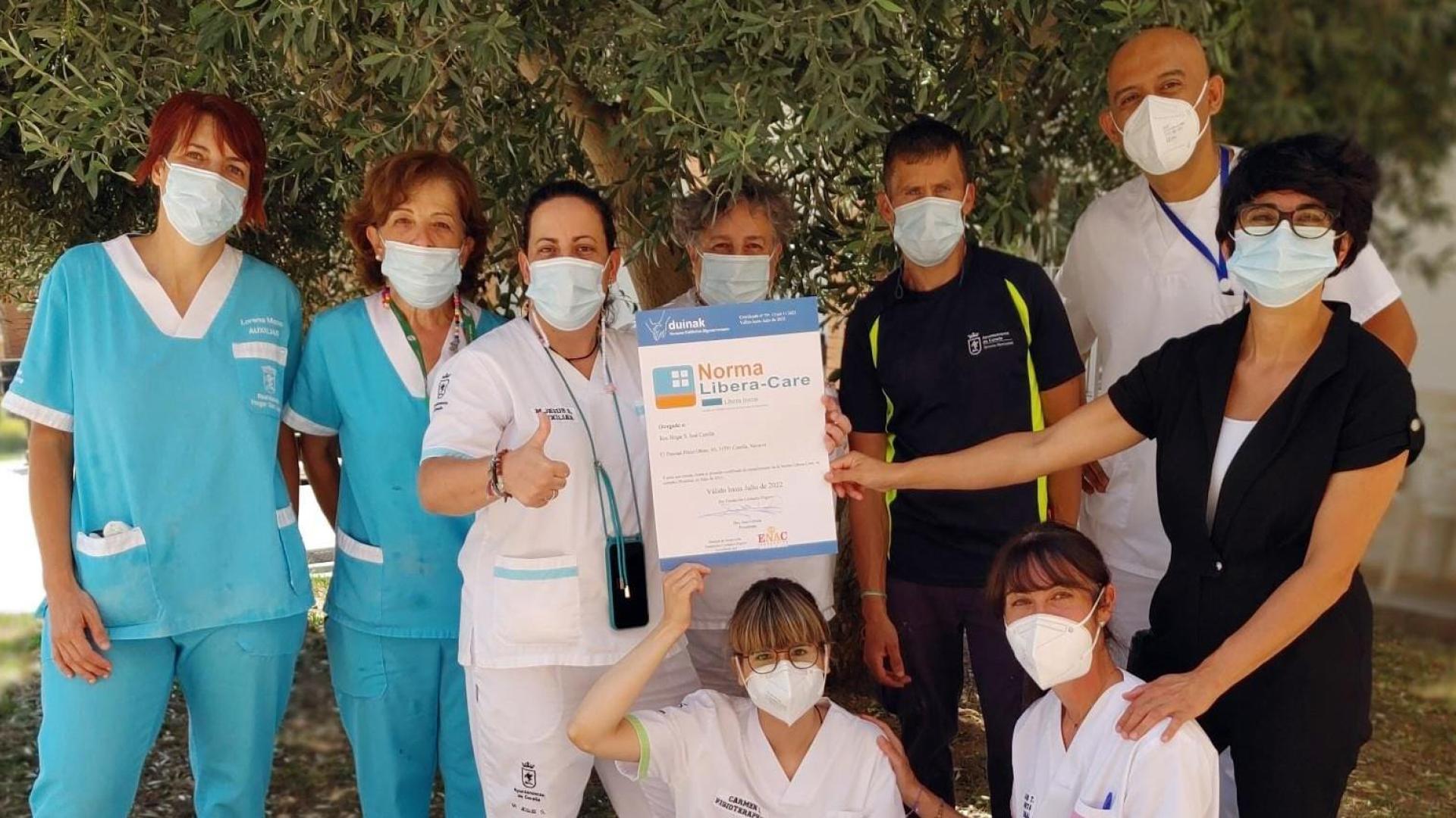 Trabajadores del centro, con el certificado conseguido por la residencia San José de Corella.