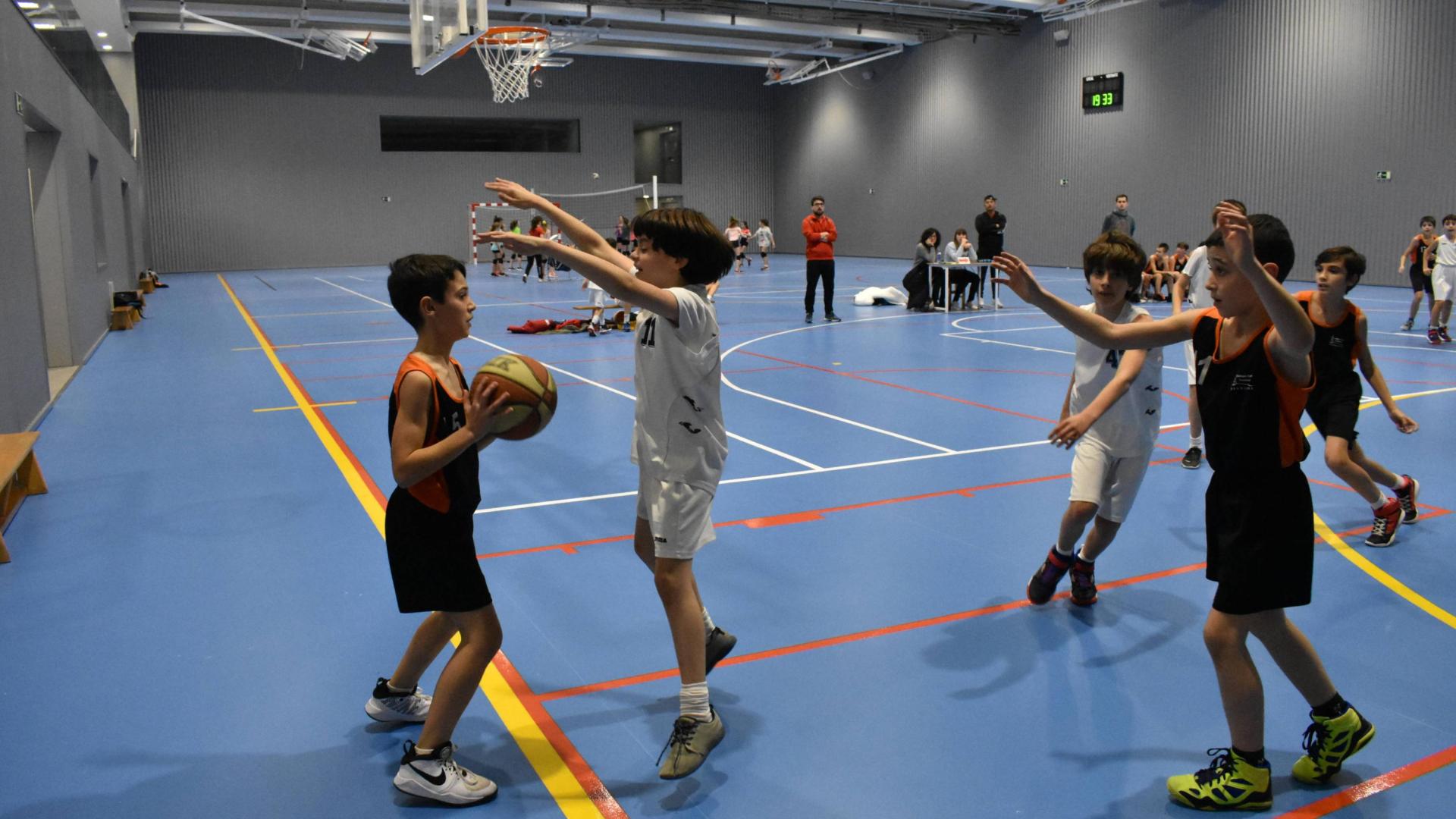 Un grupo de escolares, jugando al baloncesto la pasada temporada.