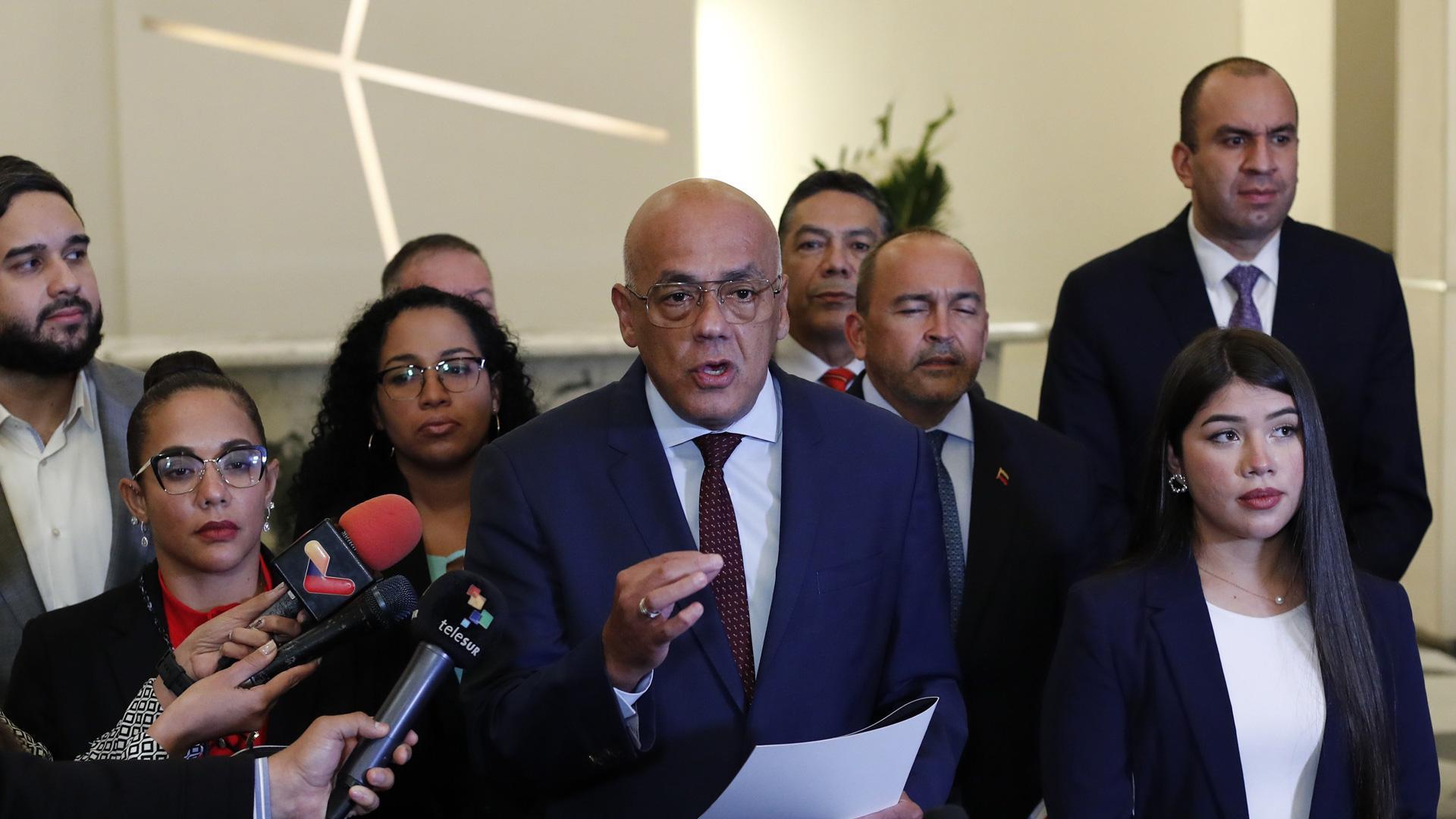 El presidente de la Asamblea Nacional de Venezuela, Jorge Rodríguez habla ante la prensa en Ciudad de México