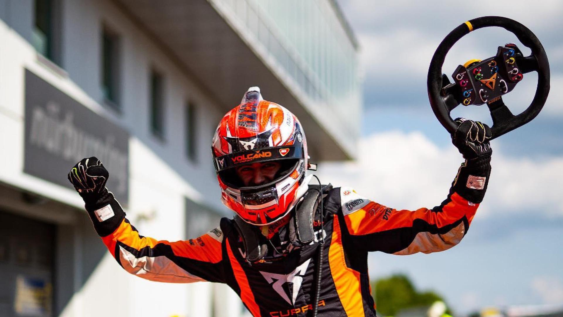 Mikel Azcona celebra su doble triunfo en Nürburgring