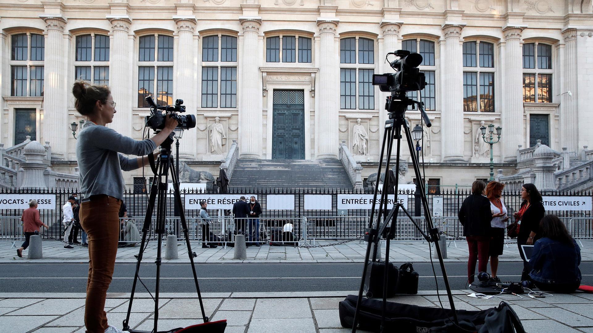 Los medios toma posiciones en el exterior del Palacio de Justicia de París este miércoles por la mañana ante el inicio del juicio